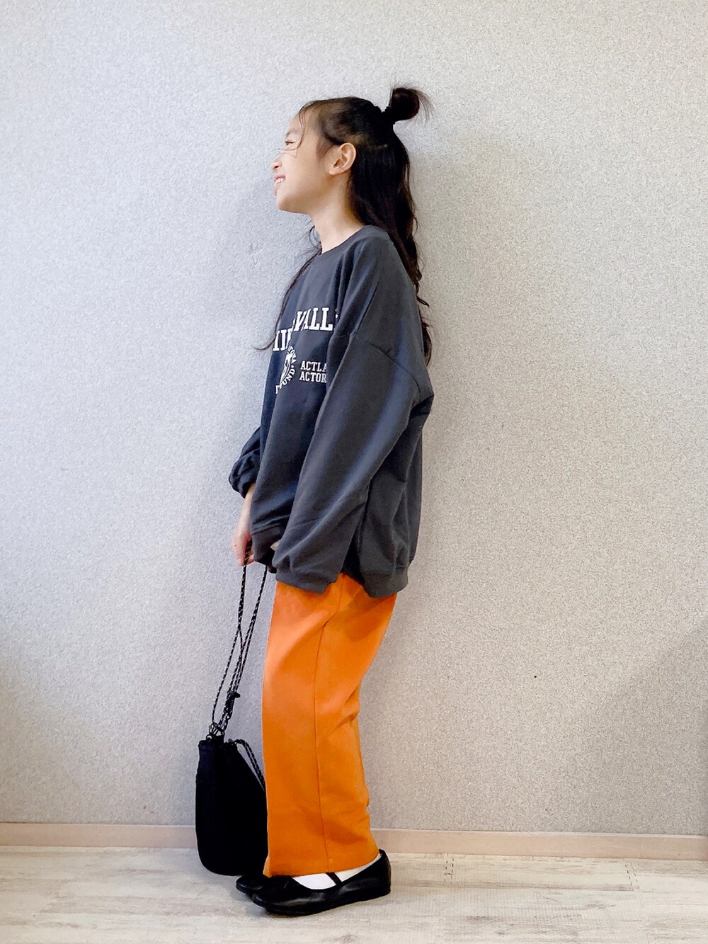 「休日スタイル、カジュアルコーデ、秋コーデ、プチプラ、韓国子供服、カラーパンツ、大人カジュアル、バレエシューズ、レイヤードスタイル」｜「Robe_bebe’のアイテム（スウェット、グレー系）」を使った、uranさん（キッズ・127cm）の秋コーディネートの2枚目の写真