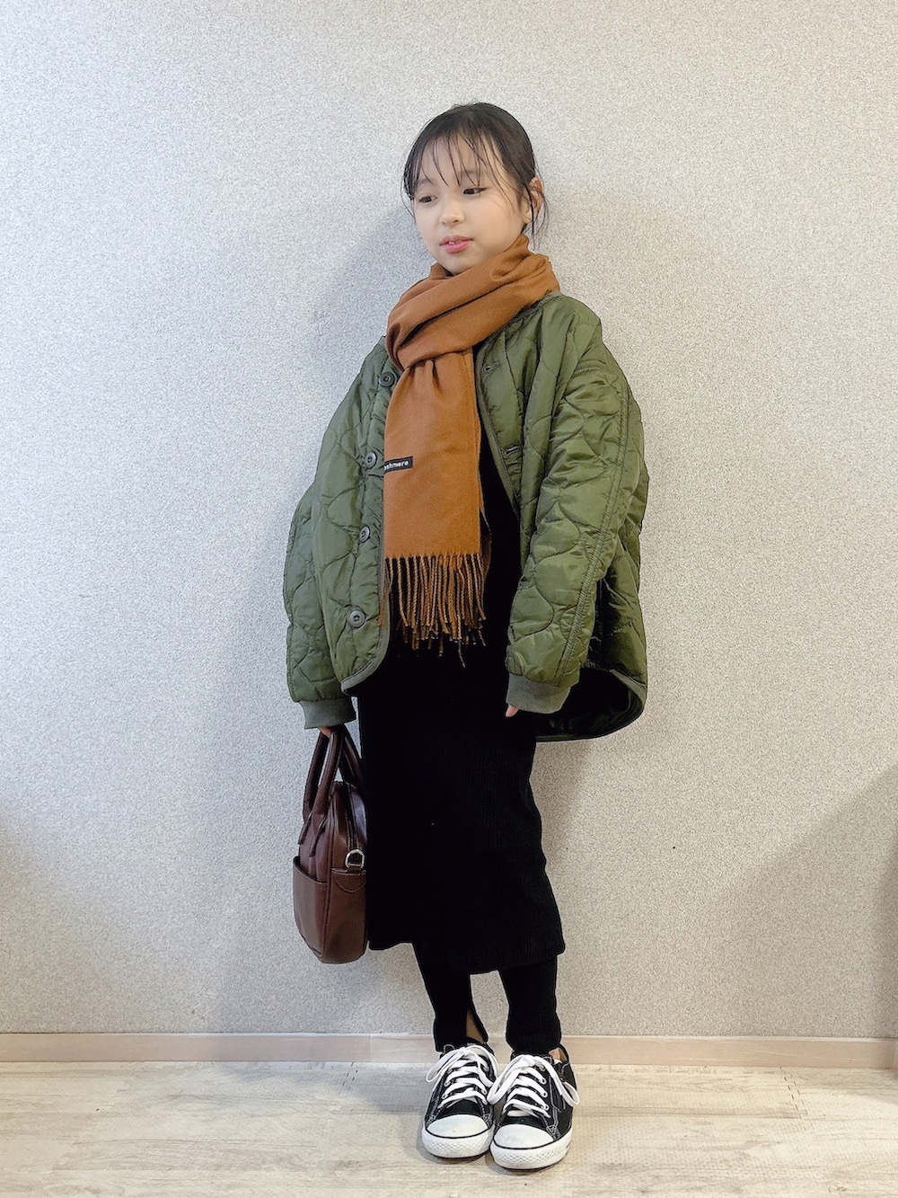 グリーン系のその他アウター、その他のTシャツ/カットソー、ブラウン系のボストンバッグを着用したキッズの冬コーディネートの2枚目の写真