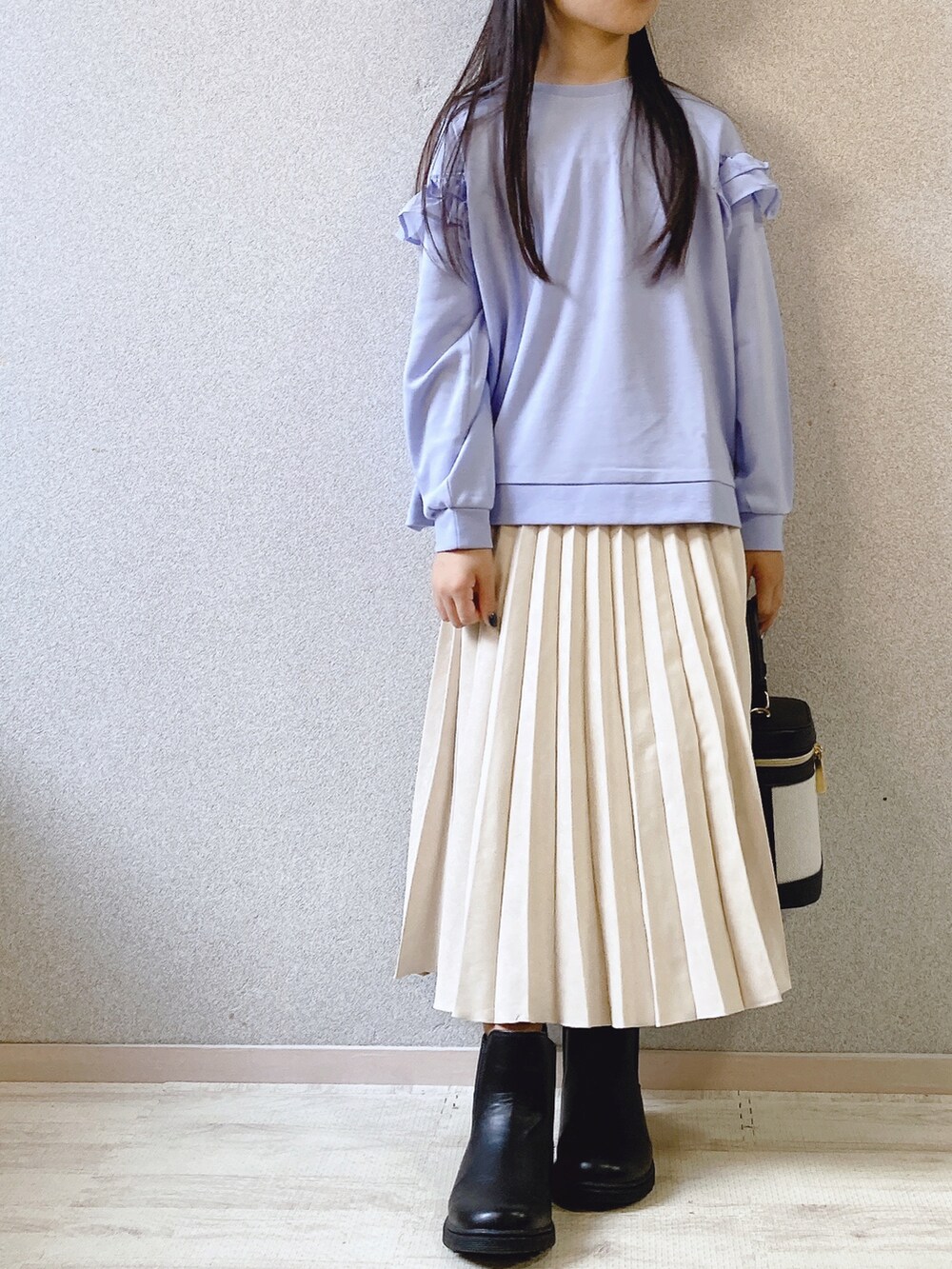 ブルー系のパーカー、ホワイト系のスカート、ブラック系のショルダーバッグを着用したキッズの夏コーディネートの4枚目の写真