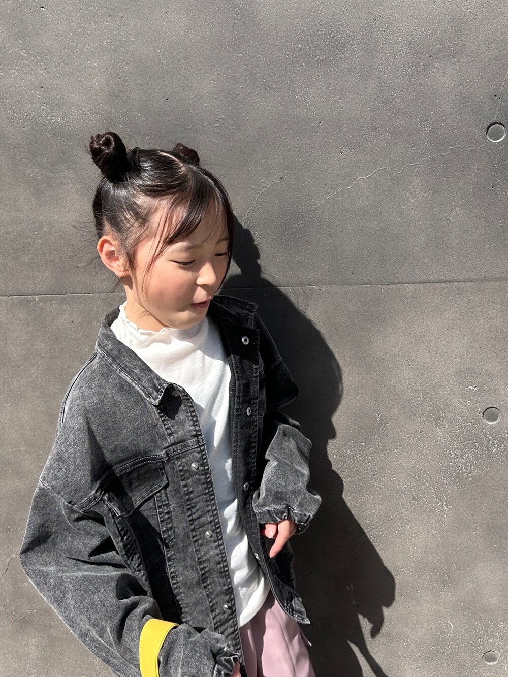 ブラック系のテーラードジャケット、グリーン系のカーゴパンツ、イエロー系のトートバッグを着用したキッズの春コーディネートの5枚目の写真