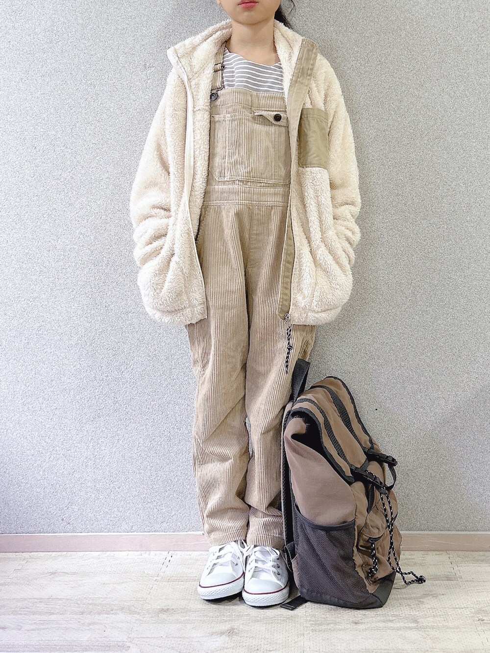 ホワイト系のブルゾン、ベージュ系のサロペット/オーバーオール、グレー系のバックパック/リュックを着用したキッズの秋コーディネートの4枚目の写真