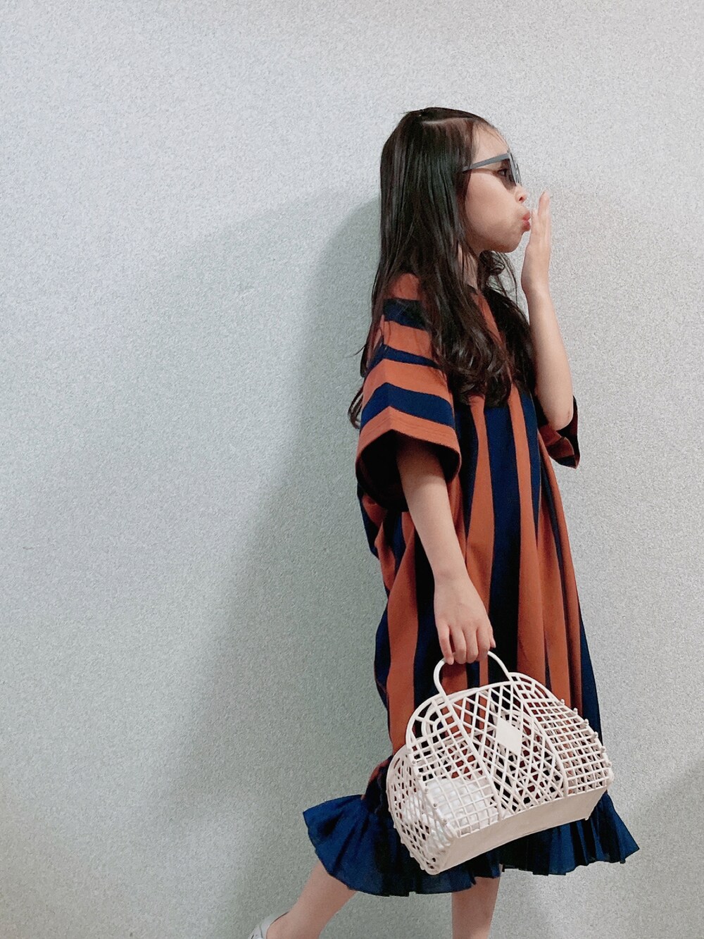 「夏コーデ、キッズファッション、サンダル、ワンピース、しましま、ストライプ、休日スタイル、グルカサンダル、meduse、かごバッグ、サングラス、ブラウン」｜「LOWRYS FARMのカットストライプワンピース　285945（ワンピース、ブルー系）」を使った、uranさん（キッズ・124cm）の夏コーディネートの4枚目の写真