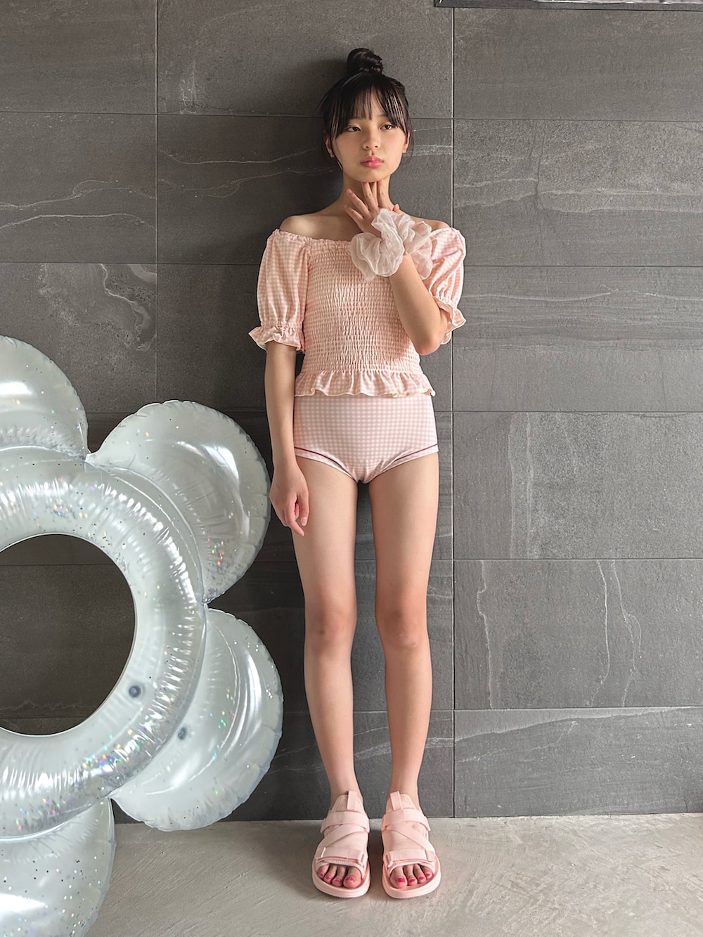 ブルー系のデニムパンツ、ピンク系のサンダル、ピンク系の水着を着用したキッズの夏コーディネートの3枚目の写真