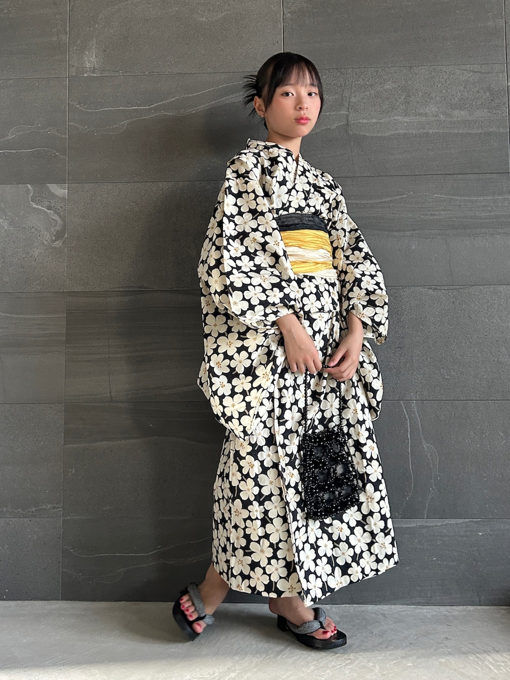 ブラック系のトートバッグ、ブラック系の浴衣、シルバー系のバレッタ/ヘアクリップを着用したキッズの夏コーディネートの3枚目の写真