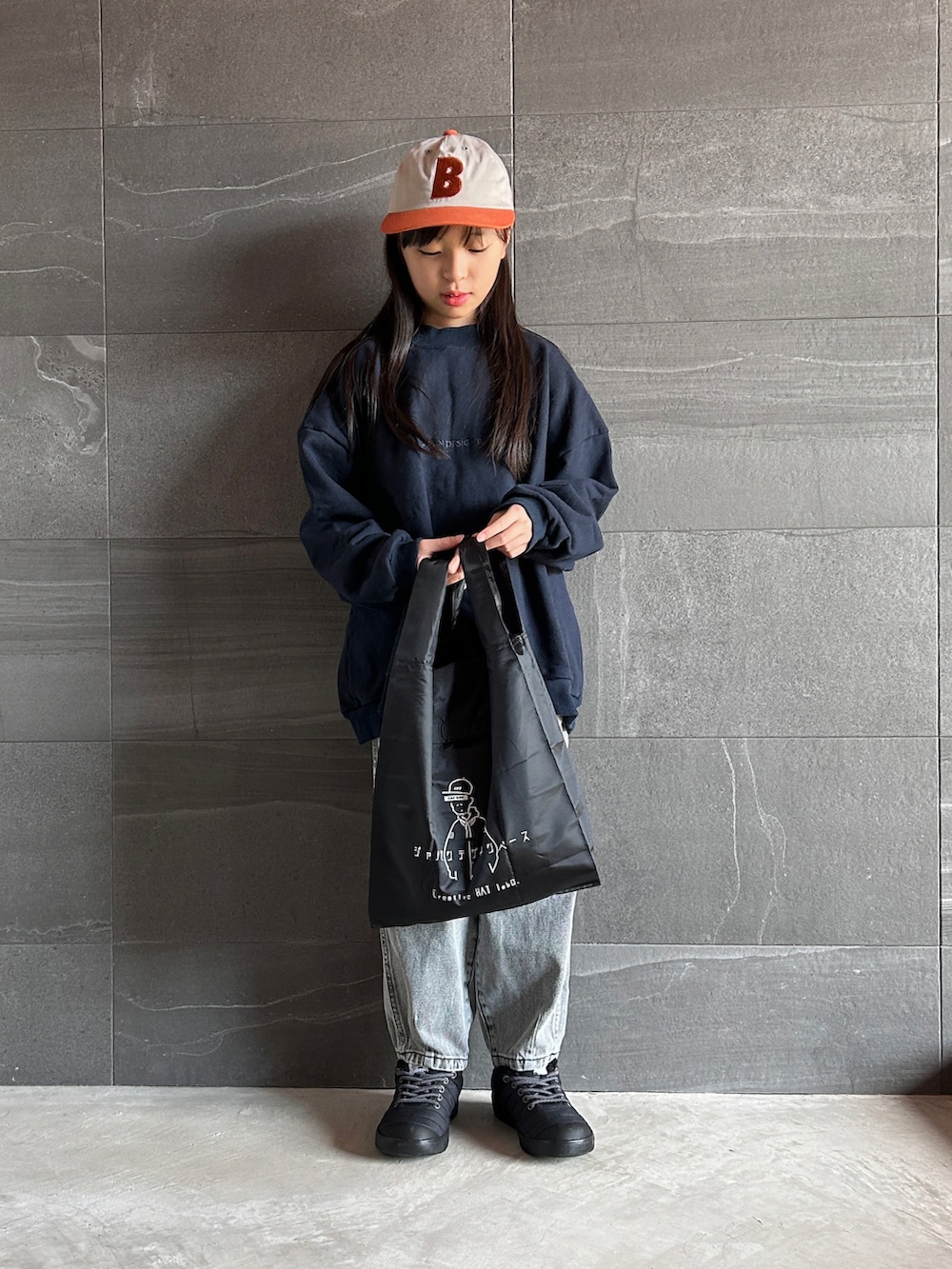 ブルー系のスウェット、ブラック系のデニムパンツ、ブラック系のスニーカーを着用したキッズの冬コーディネートの3枚目の写真