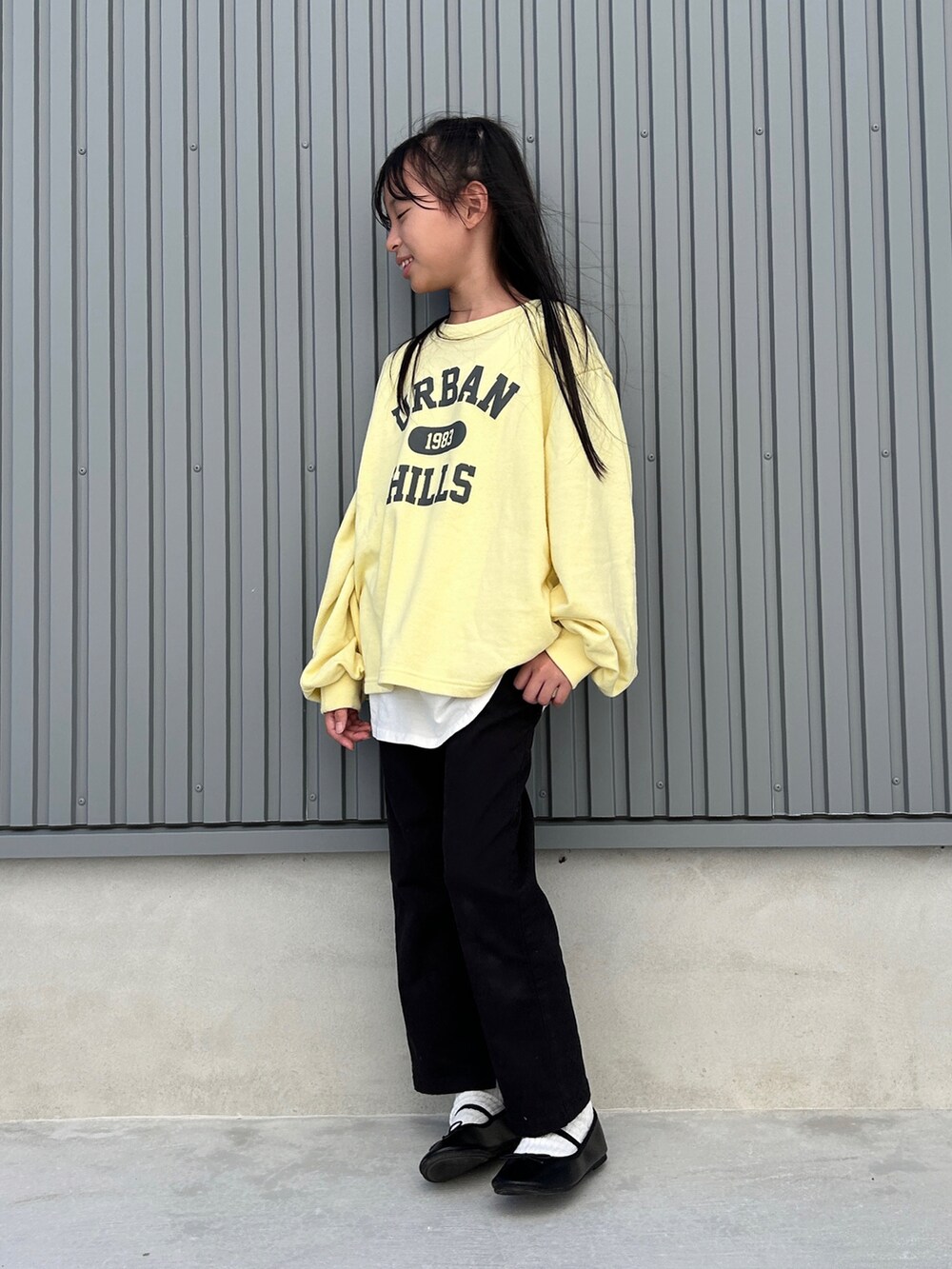 ベージュ系のスウェット、ブラック系のその他パンツ、ブラック系のその他シューズを着用したキッズの秋コーディネートの2枚目の写真