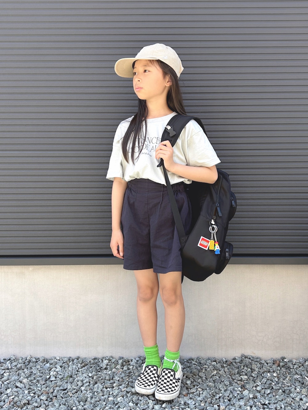 グリーン系のTシャツ/カットソー、ベージュ系のその他トップス、ブラック系のバックパック/リュックを着用したキッズの夏コーディネートの2枚目の写真