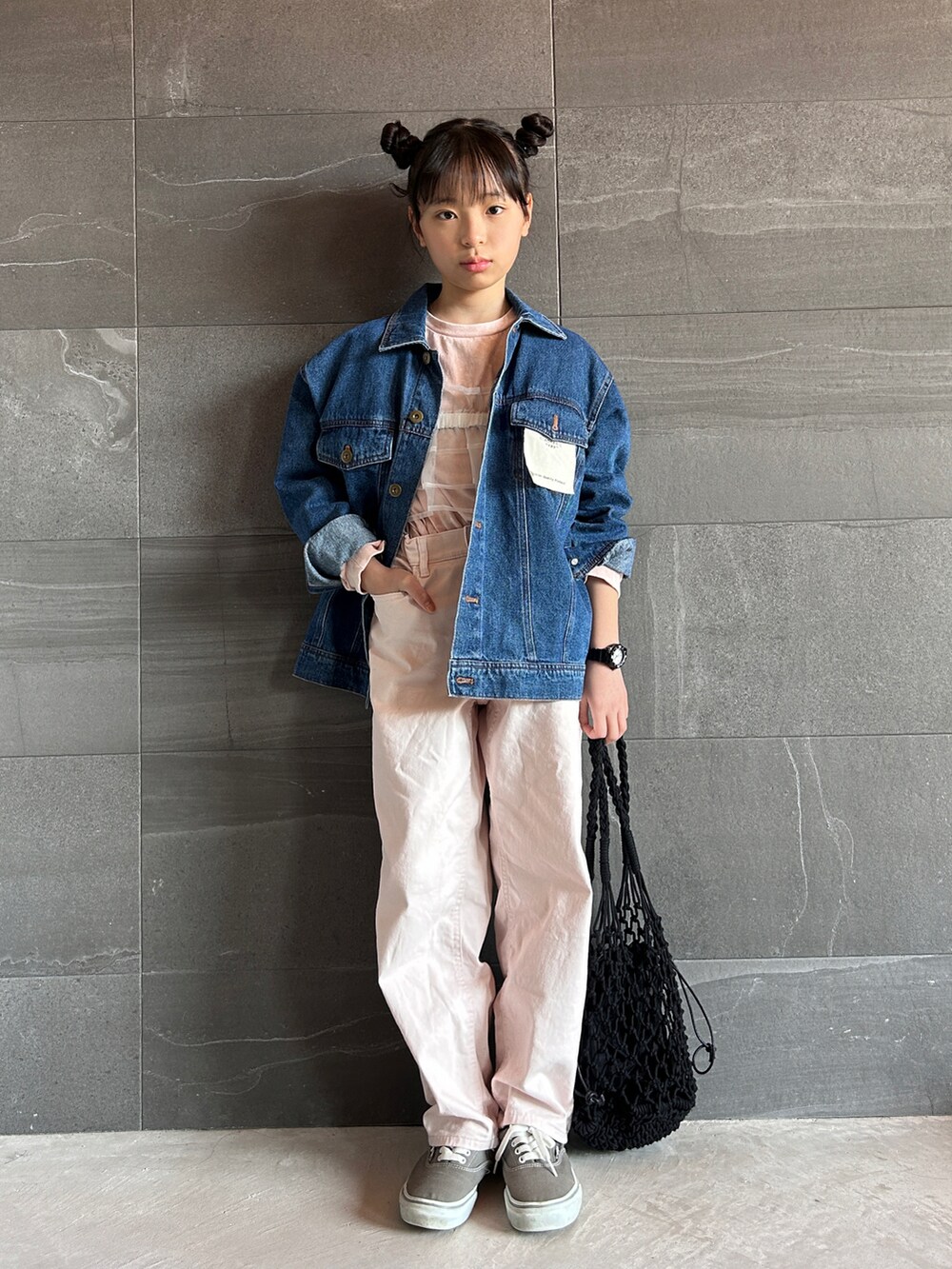 ブルー系のデニムジャケット、ピンク系のTシャツ/カットソー、ピンク系のデニムパンツを着用したキッズの春コーディネートの2枚目の写真