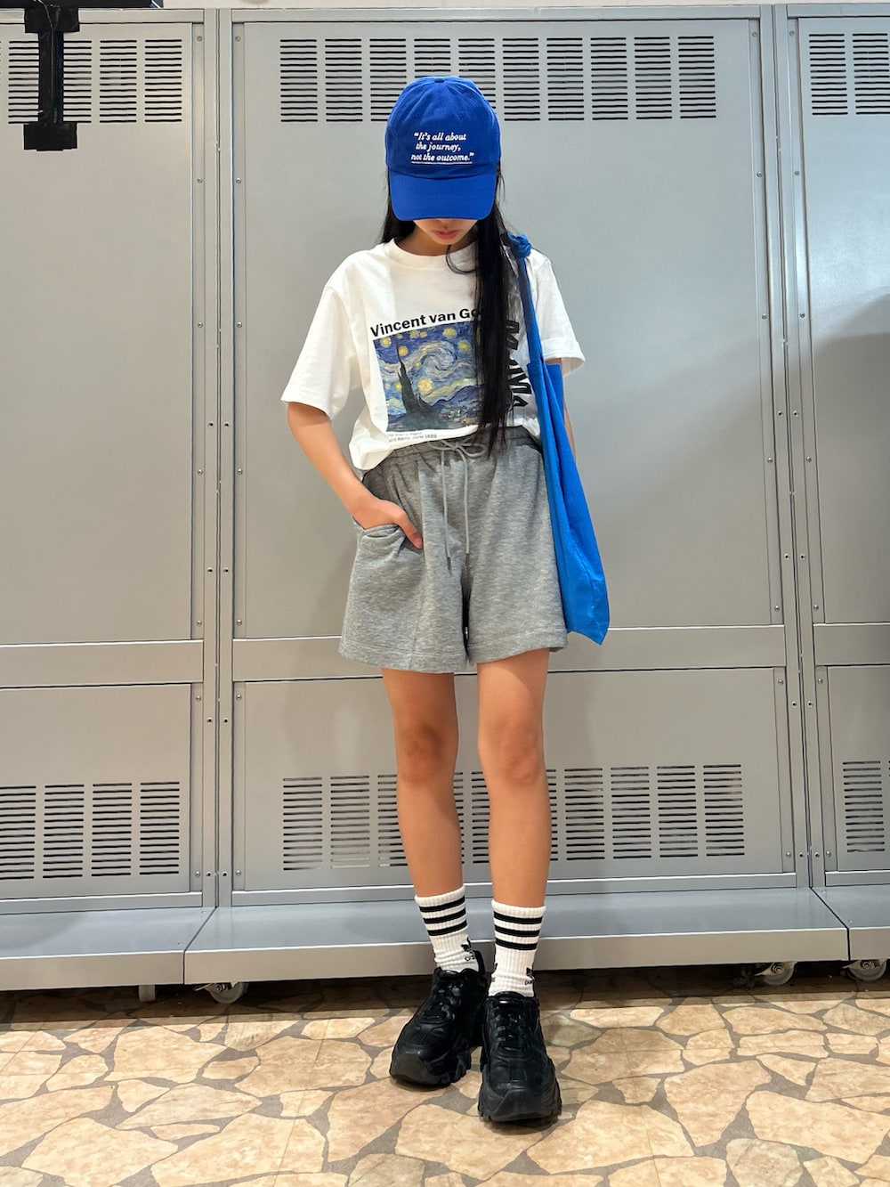 「夏コーデ、白Tシャツ、ロゴT、プチプラ、シンプルコーデ、カジュアルコーデ、ハーフパンツ、スニーカー、Tシャツ、フェススタイル、お出かけコーデ、キャップ、スウェットパンツ」｜「UNIQLOのアイテム（Tシャツ/カットソー、ホワイト系）」を使った、uranさん（キッズ・144cm）の夏コーディネートの2枚目の写真