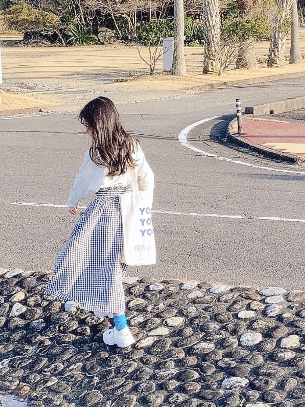「春服みてみて、スカート、ギンガムチェック、カラーソックス、トートバッグ、タックイン、ロンT、GU、プチプラ、モノトーン、春コーデ、lulpini、lulpiniアンバサダー、Pierrot、ピエロアンバサダー」｜「lulpiniのkids コットンロングスリーブロゴTシャツ（Tシャツ/カットソー、ホワイト系）」を使った、uranさん（キッズ・123cm）の春コーディネートの4枚目の写真