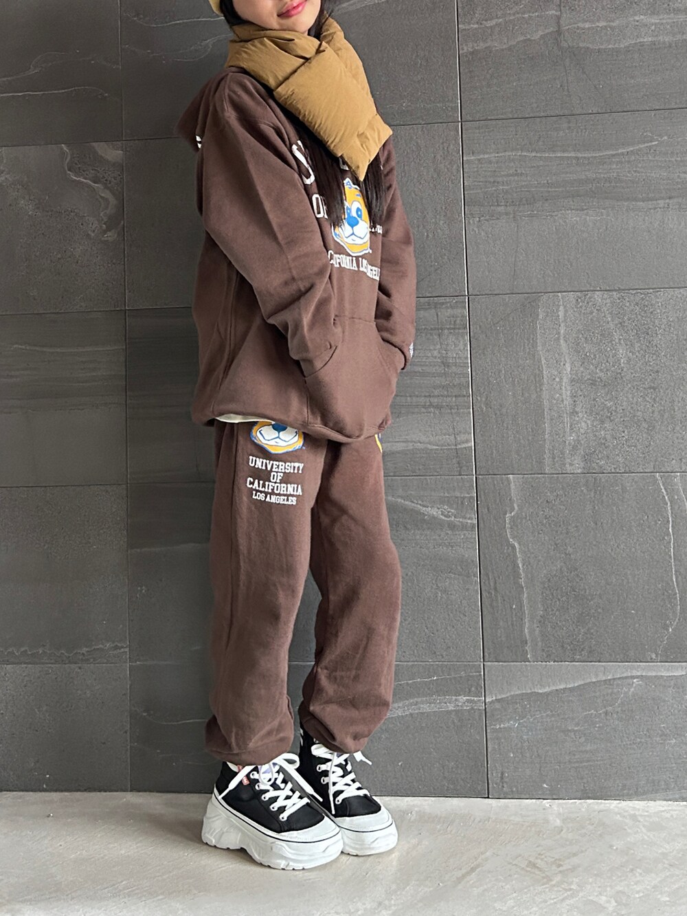 「ニット帽、ワントーンコーデ、ブラウン、スウェット、パーカー、スウェットパンツ、マフラー、厚底シューズ、スニーカー、UCLA、セットアップ、ゆるコーデ、ラクチンコーデ」｜「ANTIBALのANTIBAL/アンティバル キッズ パーカー DESI 234AN3PK027（パーカー、ブラウン系）」を使った、uranさん（キッズ・140cm）の冬コーディネートの5枚目の写真