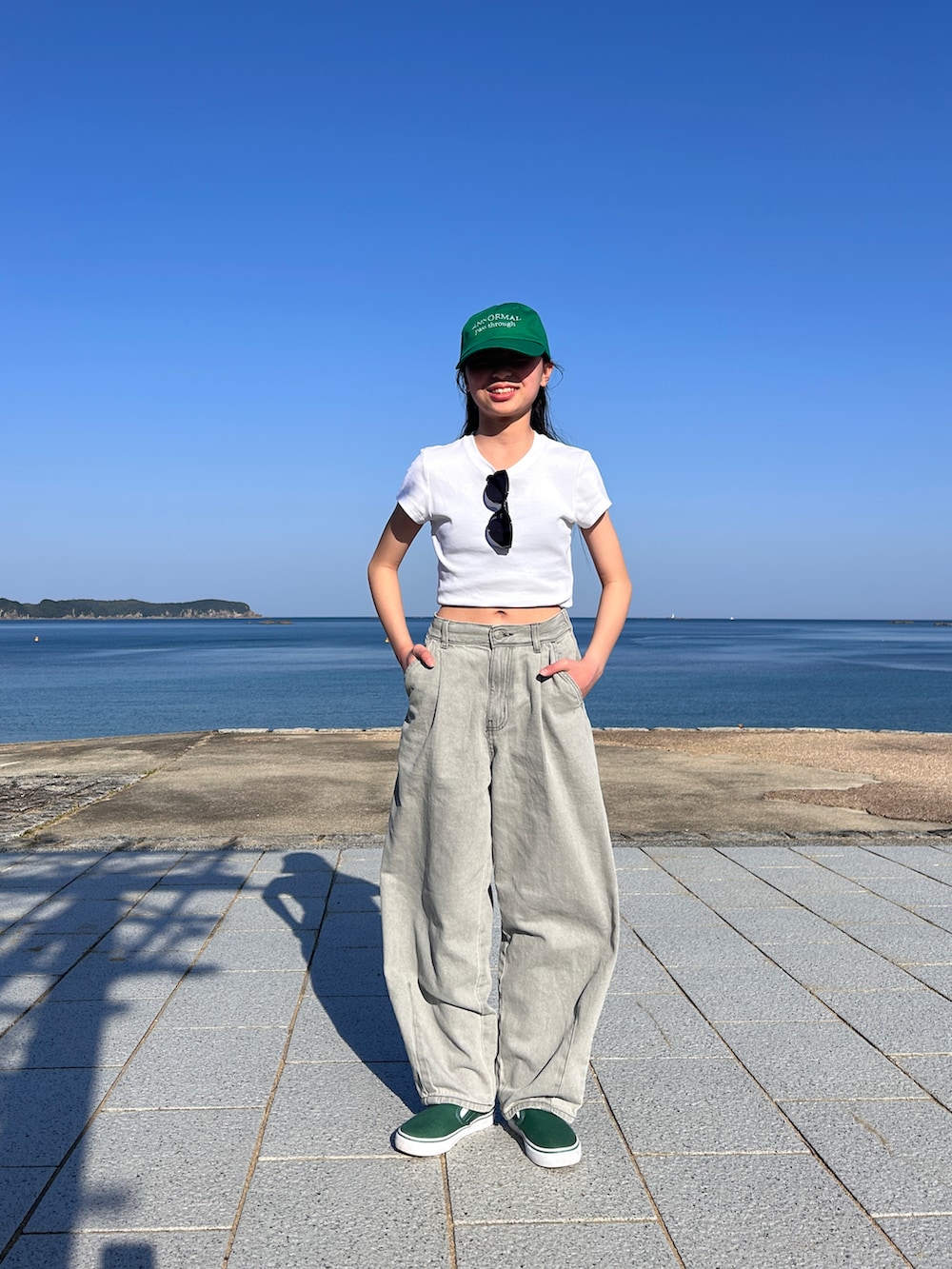 ホワイト系のTシャツ/カットソー、グレー系のデニムパンツ、グリーン系のスニーカーを着用したキッズの春コーディネートの2枚目の写真