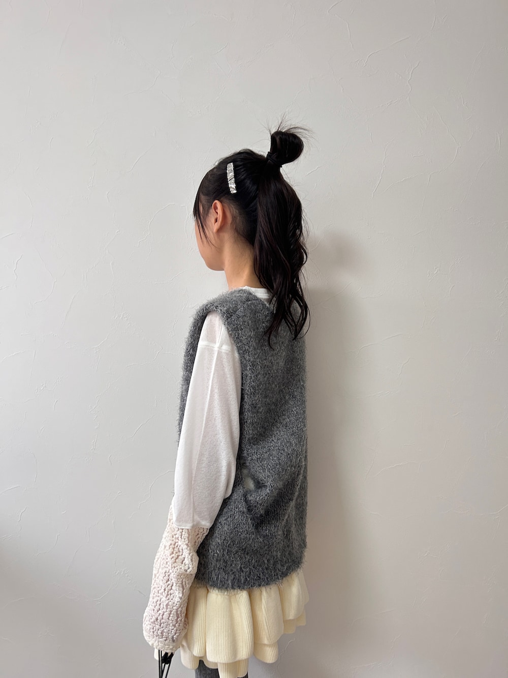 ホワイト系のTシャツ/カットソー、グレー系のベスト、ホワイト系のベストを着用したキッズの秋コーディネートの4枚目の写真