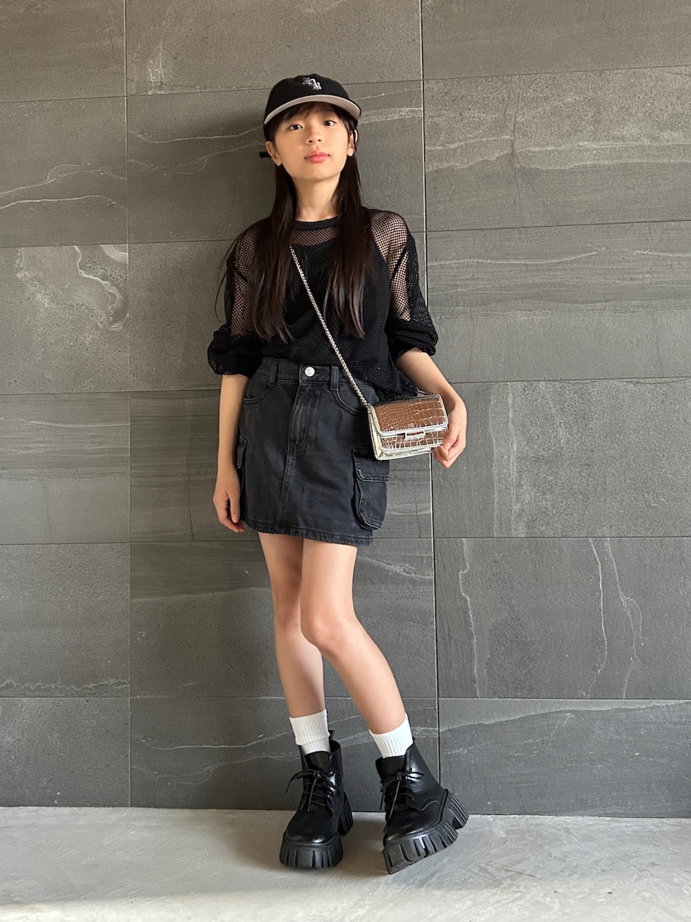 ブラック系のTシャツ/カットソー、ブラック系のデニムスカート、ブラック系のその他トップスを着用したキッズの夏コーディネートの3枚目の写真