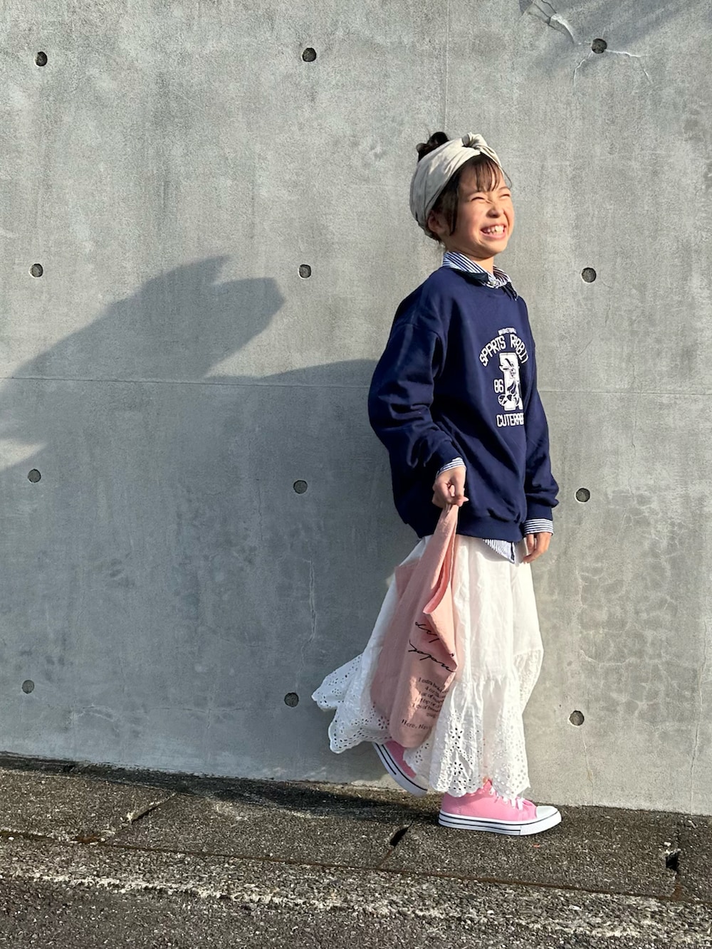 ブルー系のスウェット、その他のシャツ/ブラウス、ホワイト系のスカートを着用したキッズの春コーディネートの4枚目の写真