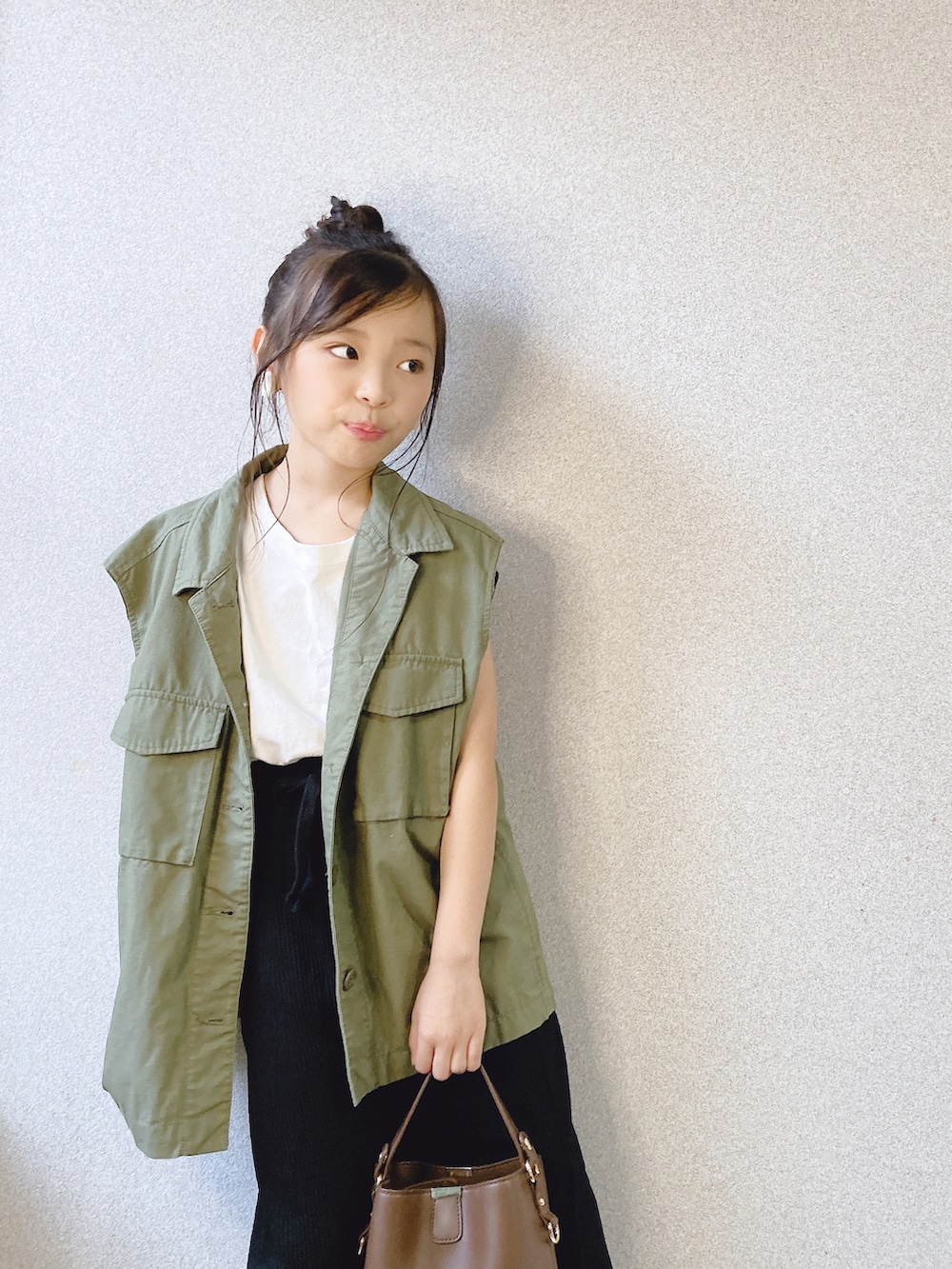 グリーン系のミリタリージャケット、その他のタンクトップ、ブラウン系のショルダーバッグを着用したキッズの夏コーディネートの5枚目の写真