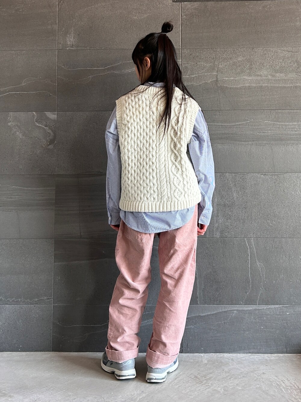 ホワイト系のニット/セーター、ピンク系のその他パンツ、ブルー系のシャツ/ブラウスを着用したキッズの冬コーディネートの4枚目の写真
