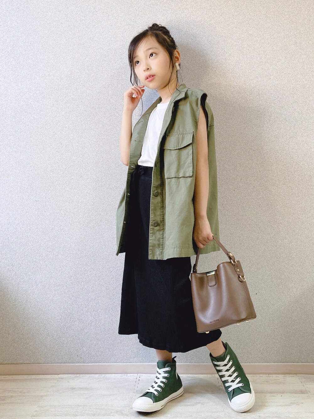 グリーン系のミリタリージャケット、その他のタンクトップ、ブラウン系のショルダーバッグを着用したキッズの夏コーディネートの3枚目の写真