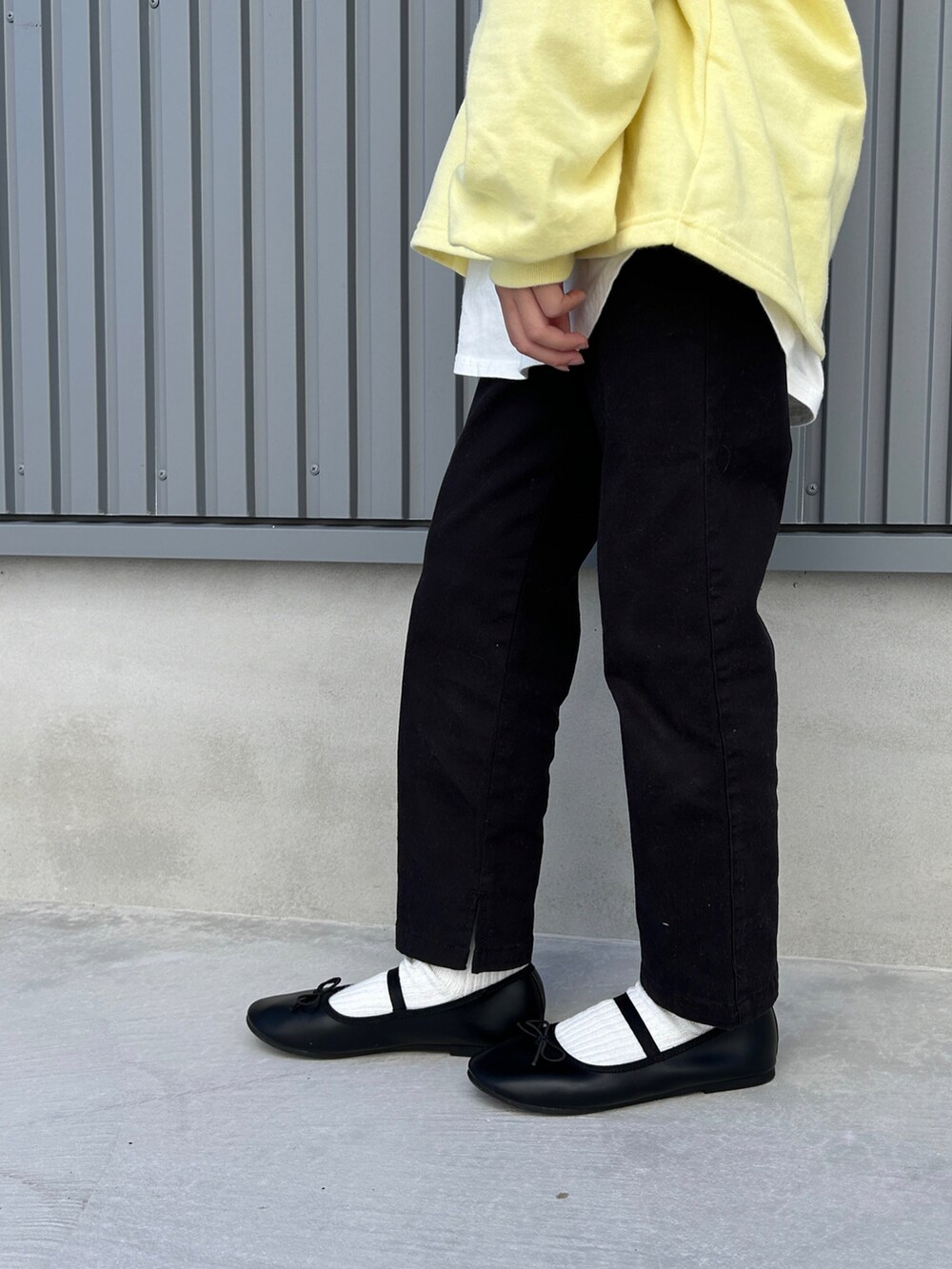 ベージュ系のスウェット、ブラック系のその他パンツ、ブラック系のその他シューズを着用したキッズの秋コーディネートの3枚目の写真