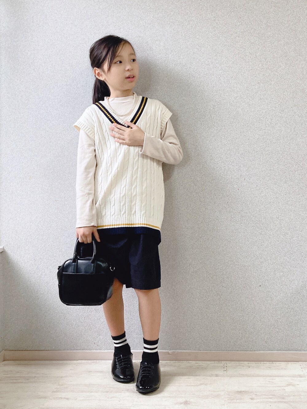 「シンプルコーデ、ハーフパンツ、モノトーン、ハイネック、ネックレス、ニットベスト、ベスト、プチプラ、UNIQLO、ラインソックス、オーバーサイズ、チルデンニット、レイヤードスタイル、ビッグシルエット、レースアップシューズ」｜「Robe_bebe'のアイテム（Tシャツ/カットソー、その他）」を使った、uranさん（キッズ・127cm）の秋コーディネートの2枚目の写真