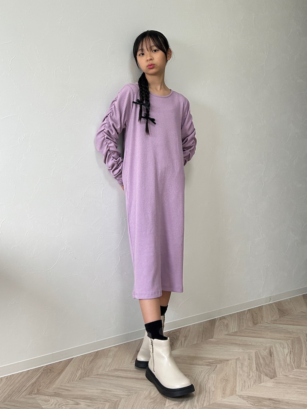 パープル系のワンピース、ベージュ系のブーツ、その他のヘアピンを着用したキッズの秋コーディネートの4枚目の写真