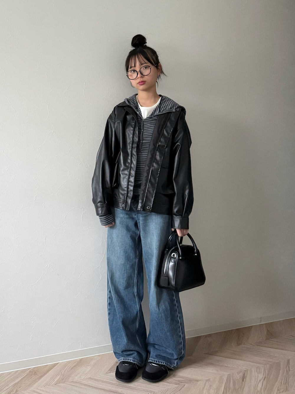 その他のパーカー、ブラック系のボストンバッグ、ブラック系のブルゾンを着用したキッズの冬コーディネートの2枚目の写真