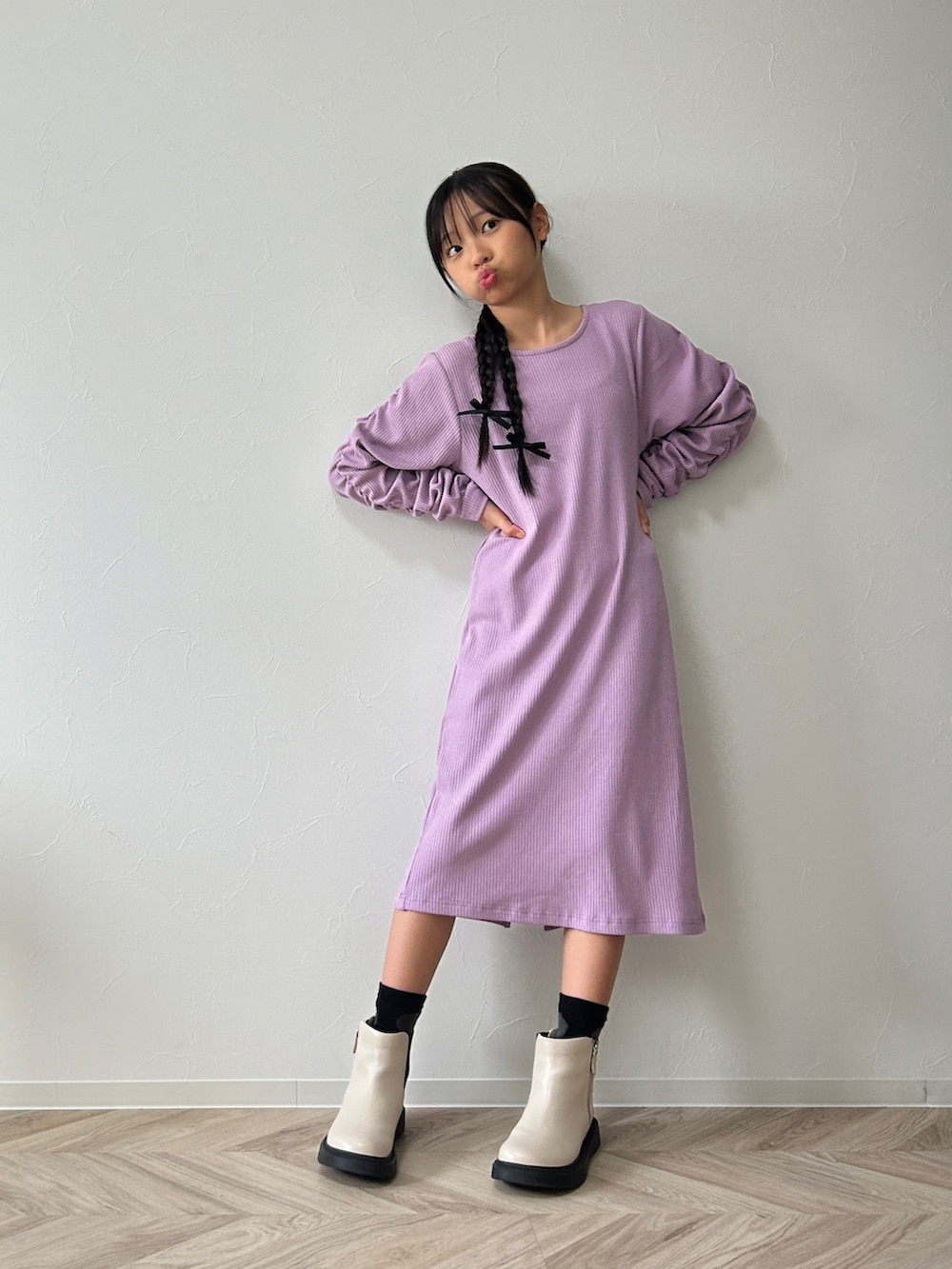 パープル系のワンピース、ベージュ系のブーツ、その他のヘアピンを着用したキッズの秋コーディネートの2枚目の写真