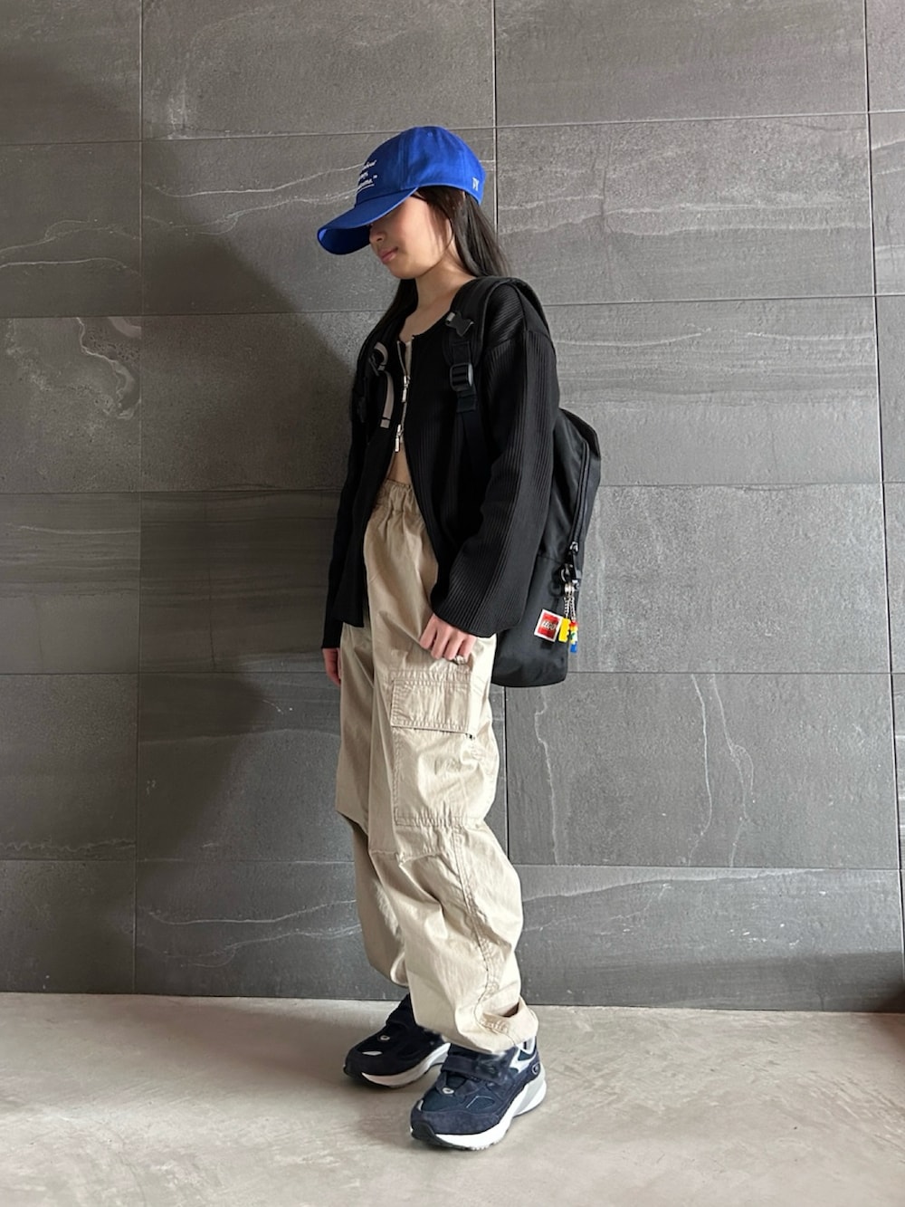 ブラック系のカーディガン/ボレロ、その他のカーゴパンツ、ブラック系のバックパック/リュックを着用したキッズの春コーディネートの4枚目の写真