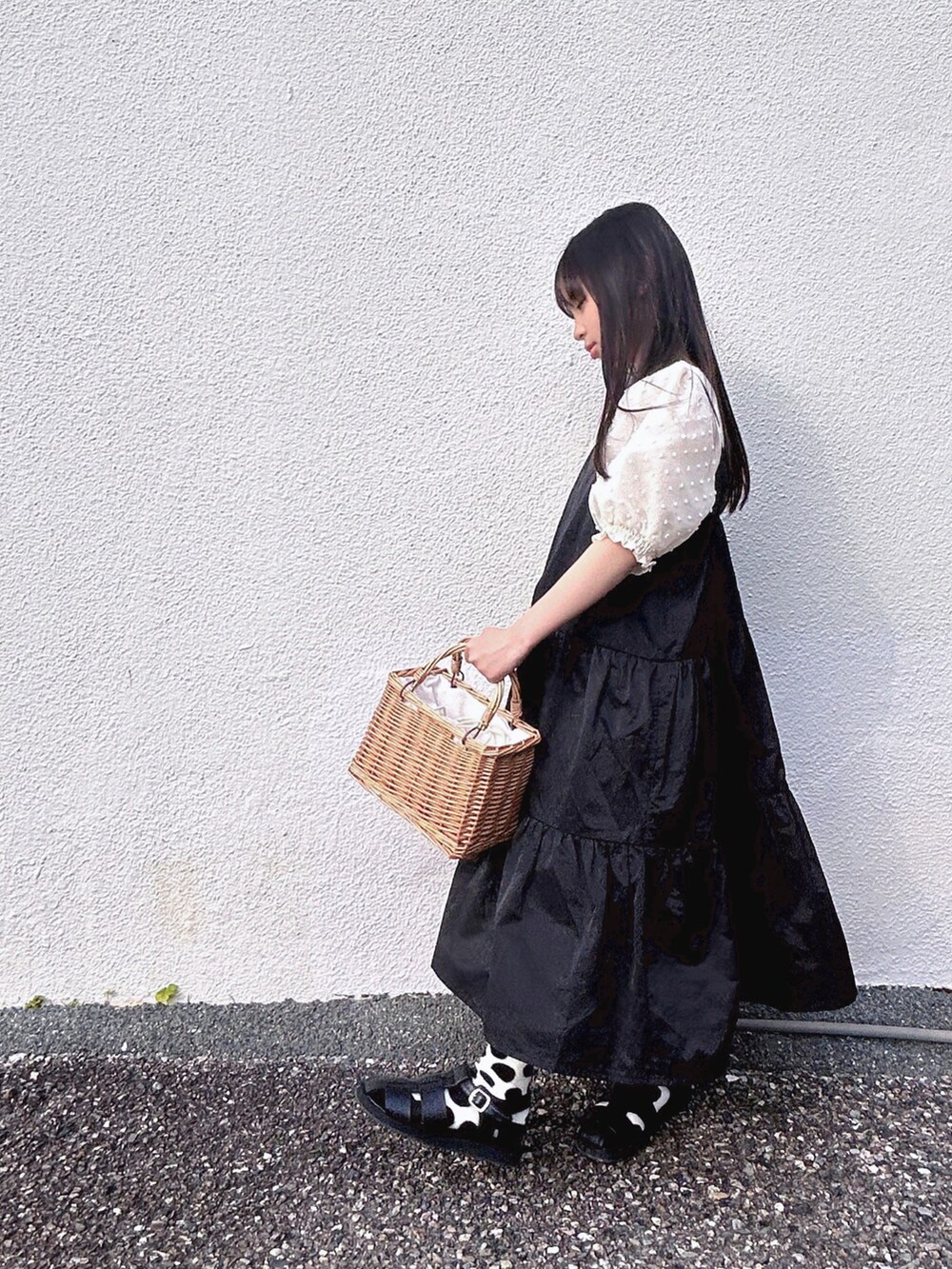 ホワイト系のシャツ/ブラウス、ブラック系のワンピース、ブラック系のサンダルを着用したキッズの春コーディネートの3枚目の写真