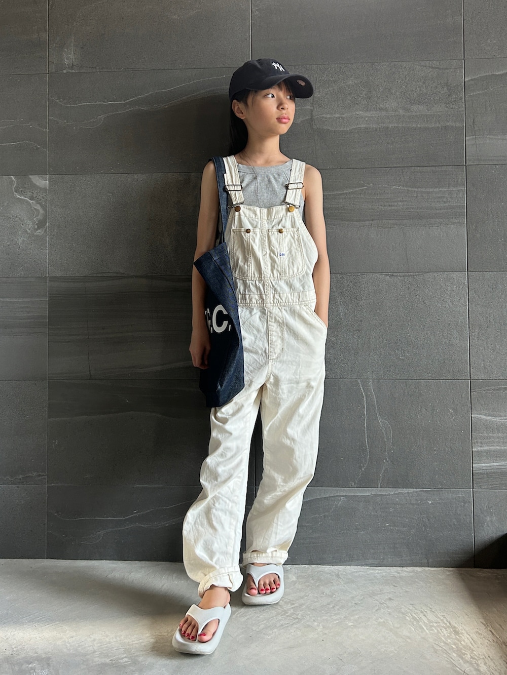 ホワイト系のつなぎ/オールインワン、ブルー系のトートバッグ、グレー系のサンダルを着用したキッズの夏コーディネートの2枚目の写真