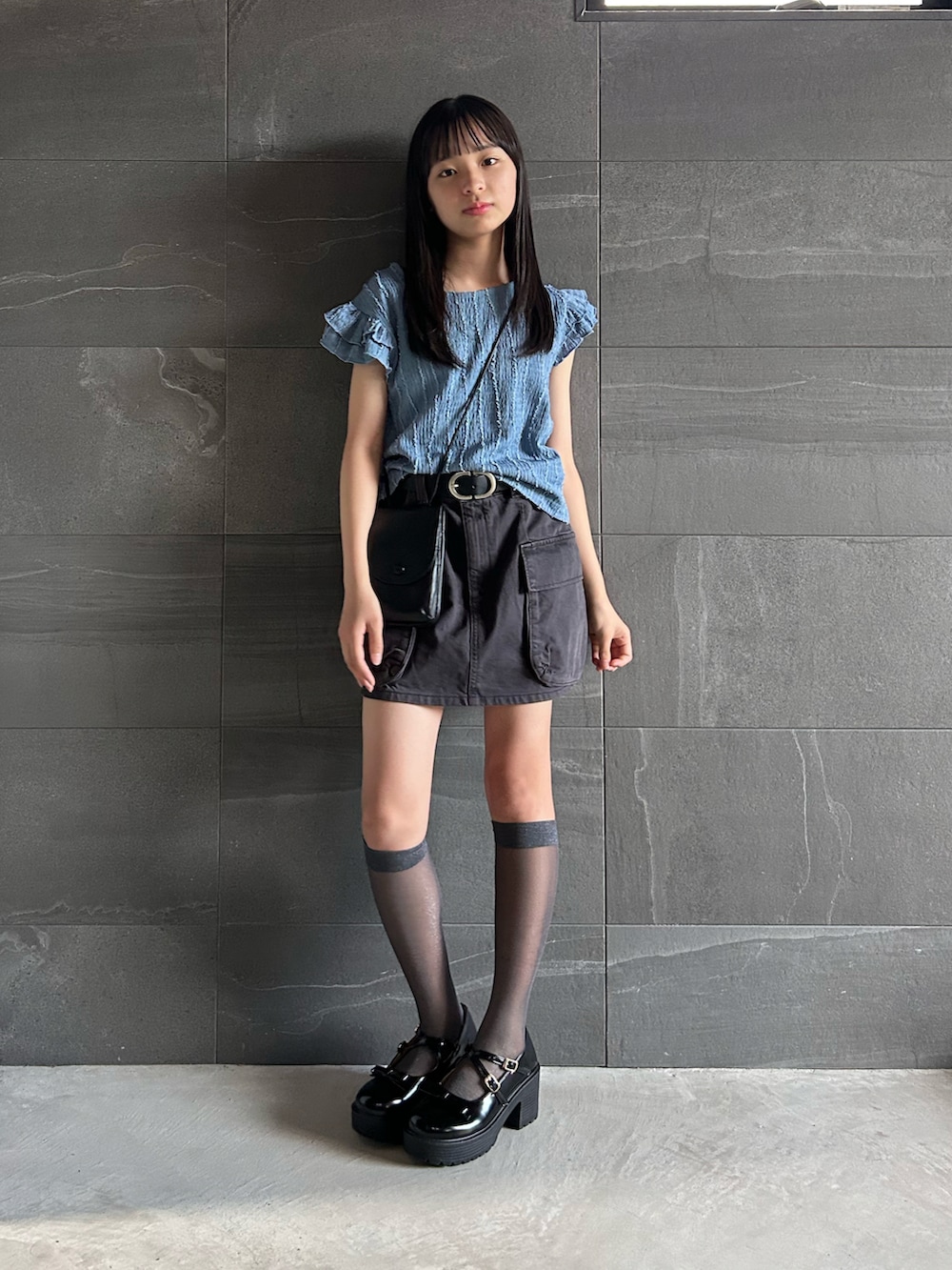 ブラック系のドレスシューズ、ブルー系のシャツ/ブラウス、ブラック系のショルダーバッグを着用したキッズの夏コーディネートの4枚目の写真