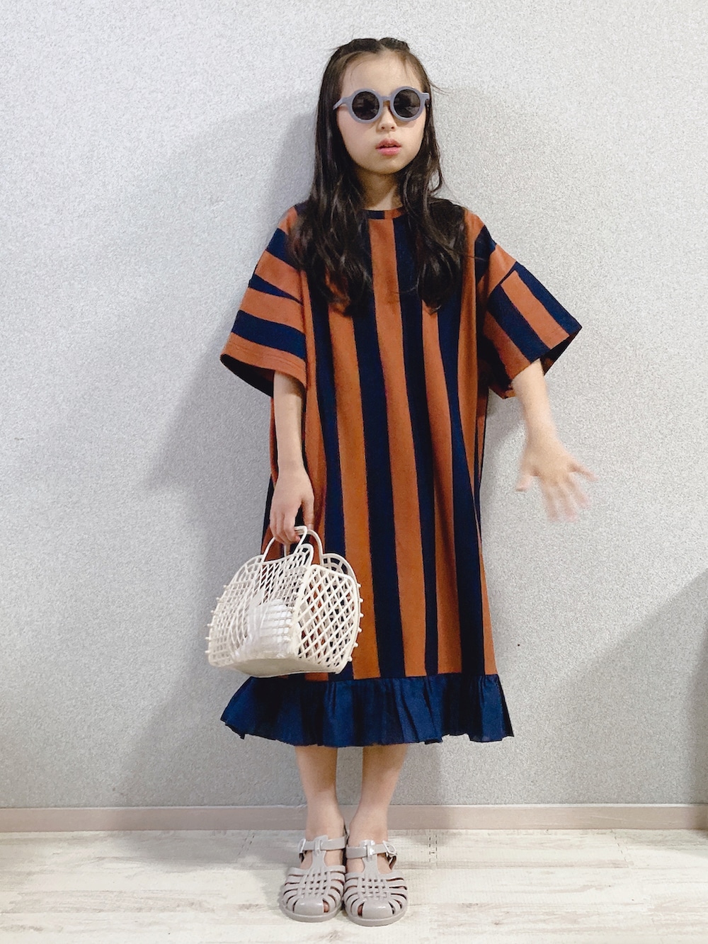「夏コーデ、キッズファッション、サンダル、ワンピース、しましま、ストライプ、休日スタイル、グルカサンダル、meduse、かごバッグ、サングラス、ブラウン」｜「LOWRYS FARMのカットストライプワンピース　285945（ワンピース、ブルー系）」を使った、uranさん（キッズ・124cm）の夏コーディネートの2枚目の写真