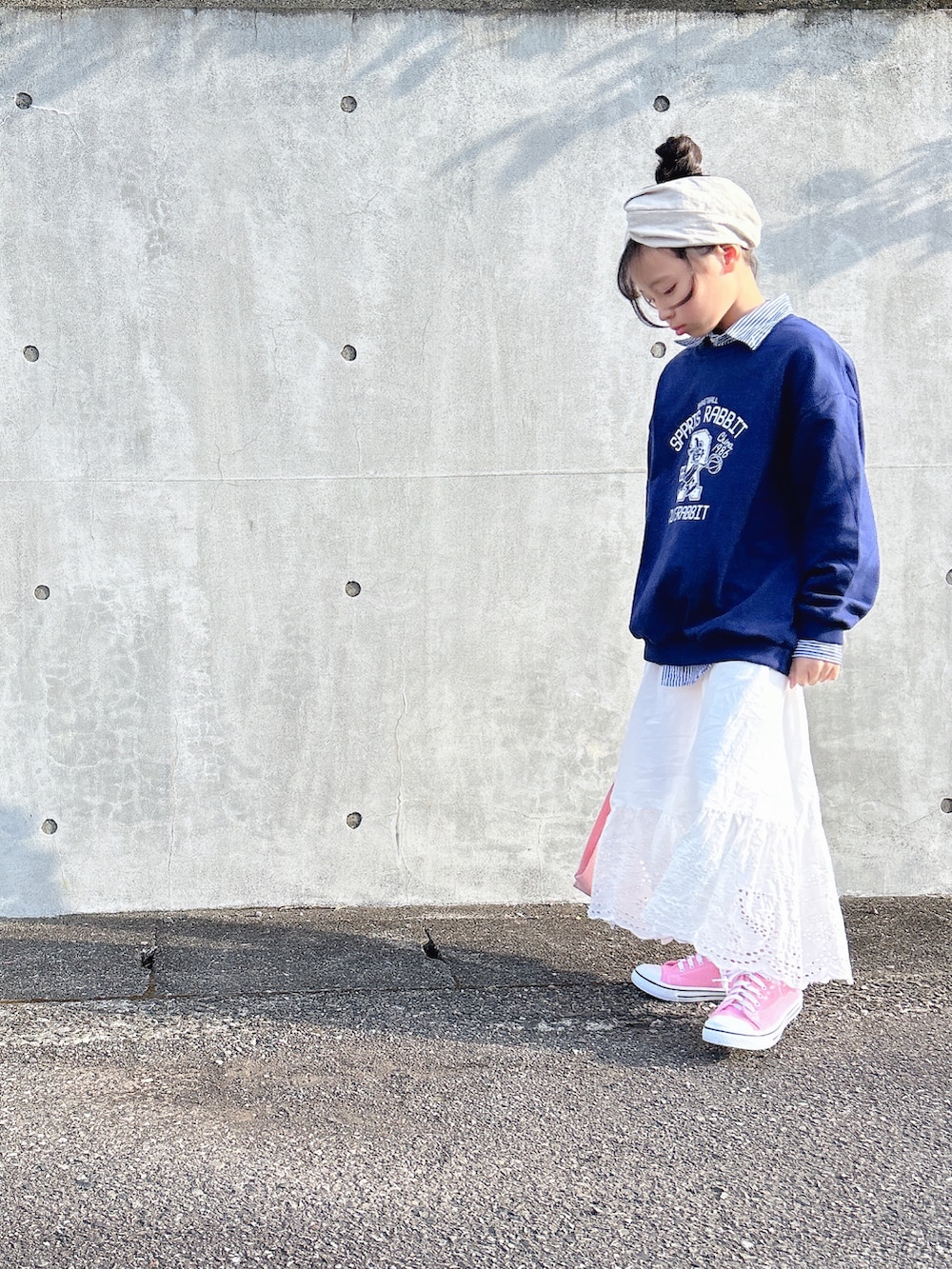 ブルー系のスウェット、その他のシャツ/ブラウス、ホワイト系のスカートを着用したキッズの春コーディネートの3枚目の写真