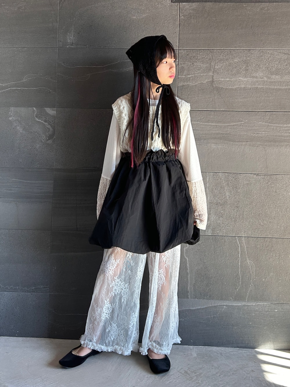 ホワイト系のTシャツ/カットソー、ブラック系のスカート、ホワイト系のその他パンツを着用したキッズの冬コーディネートの4枚目の写真