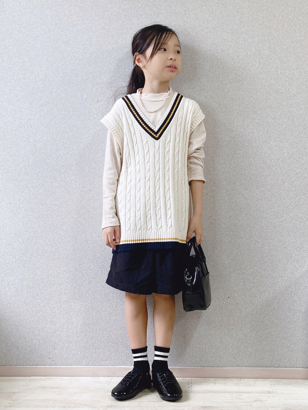 「シンプルコーデ、ハーフパンツ、モノトーン、ハイネック、ネックレス、ニットベスト、ベスト、プチプラ、UNIQLO、ラインソックス、オーバーサイズ、チルデンニット、レイヤードスタイル、ビッグシルエット、レースアップシューズ」｜「Robe_bebe'のアイテム（Tシャツ/カットソー、その他）」を使った、uranさん（キッズ・127cm）の秋コーディネートの3枚目の写真