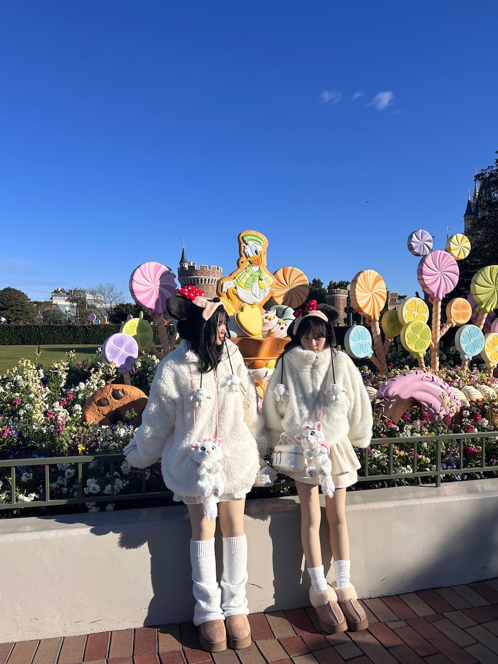 ホワイト系のブルゾン、ホワイト系のスカート、ベージュ系のブーツを着用したキッズの冬コーディネートの4枚目の写真