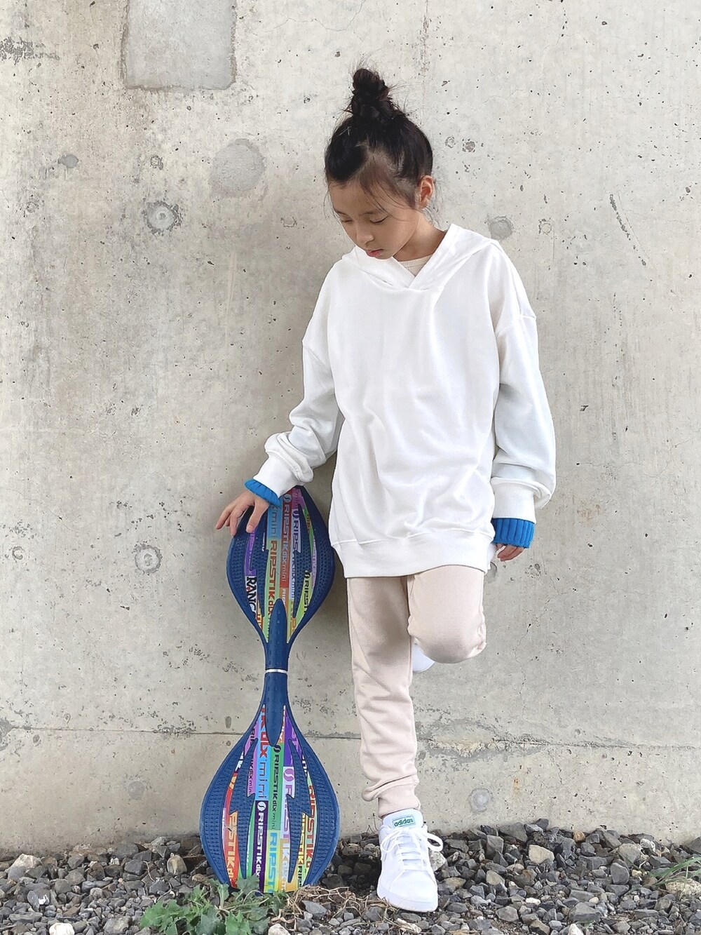 ホワイト系のパーカー、ホワイト系のスニーカー、ベージュ系のその他パンツを着用したキッズの秋コーディネートの4枚目の写真