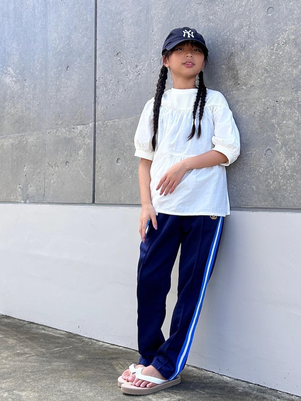 ブルー系のその他パンツ、ホワイト系のTシャツ/カットソー、ベージュ系のサンダルを着用したキッズの夏コーディネートの2枚目の写真