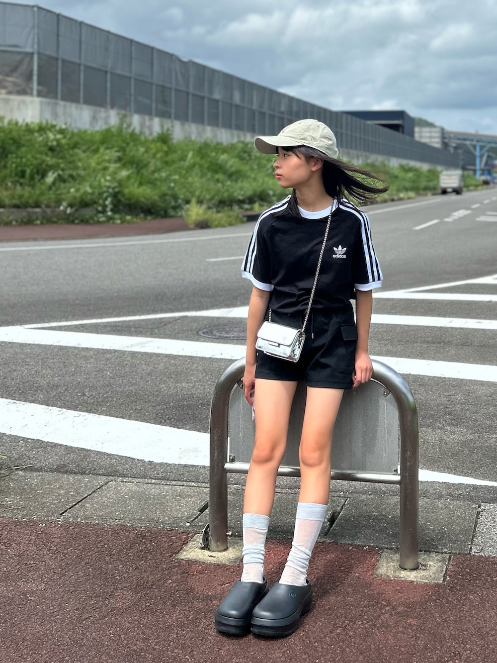 ブラック系のTシャツ/カットソー、ブラック系のサンダル、ベージュ系のキャップを着用したキッズの夏コーディネートの4枚目の写真