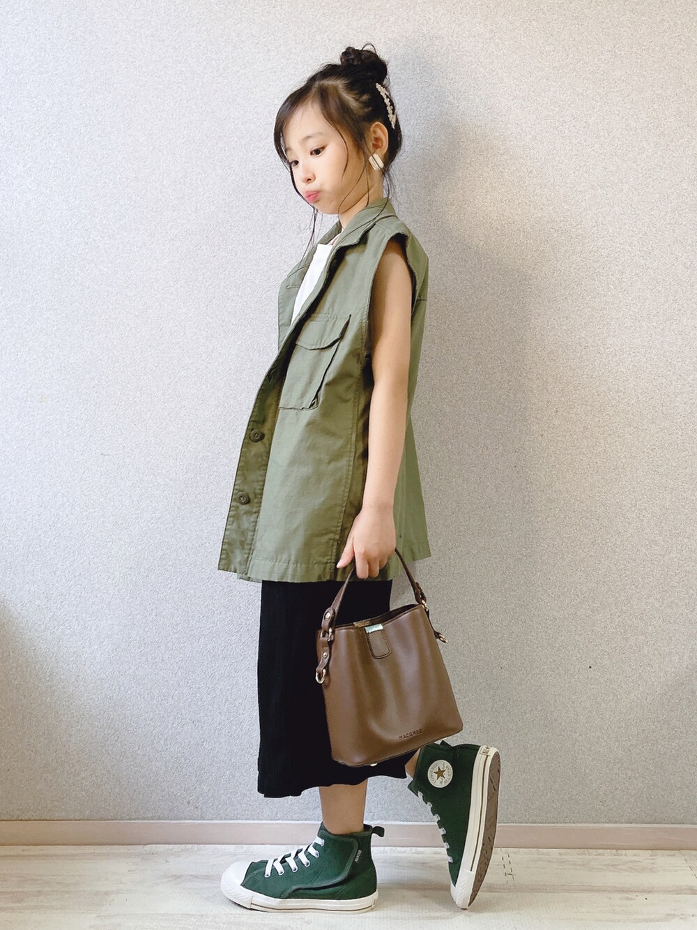 グリーン系のミリタリージャケット、その他のタンクトップ、ブラウン系のショルダーバッグを着用したキッズの夏コーディネートの4枚目の写真