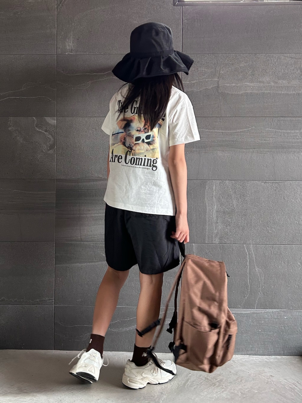 「夏ルックで気分アップ、ロゴT、白Tシャツ、ハーフパンツ、アウトドアスタイル、フリル、キャラT、スニーカー、モノトーン、リュック、シンプルコーデ、お出かけコーデ、フェススタイル」|「CIAOPANIC TYPYの【UV】たためるジュートフリルHAT(ハット、ブラック系)」を使った、uranさん(骨格ウェーブ・キッズ・144cm)の夏コーディネートの4枚目の写真