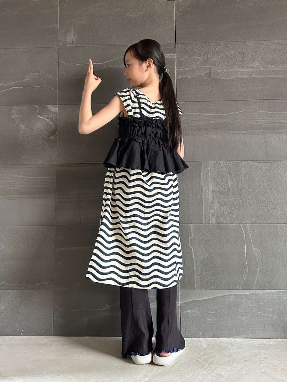 ブラック系のキャミソール、ブルー系のワンピース、ブラック系のその他パンツを着用したキッズの春コーディネートの2枚目の写真