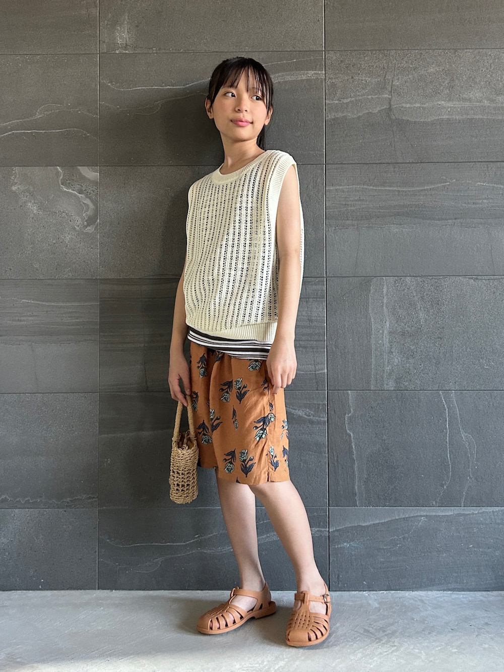 ブルー系のタンクトップ、ブラウン系のその他パンツ、ホワイト系のニット/セーターを着用したキッズの夏コーディネートの3枚目の写真