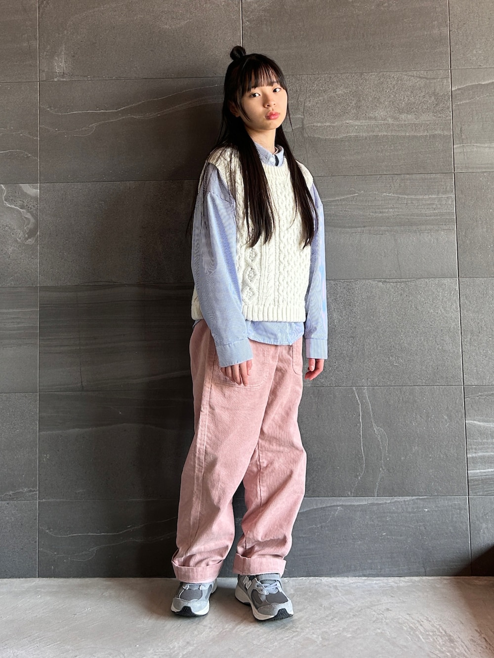 ホワイト系のニット/セーター、ピンク系のその他パンツ、ブルー系のシャツ/ブラウスを着用したキッズの冬コーディネートの2枚目の写真