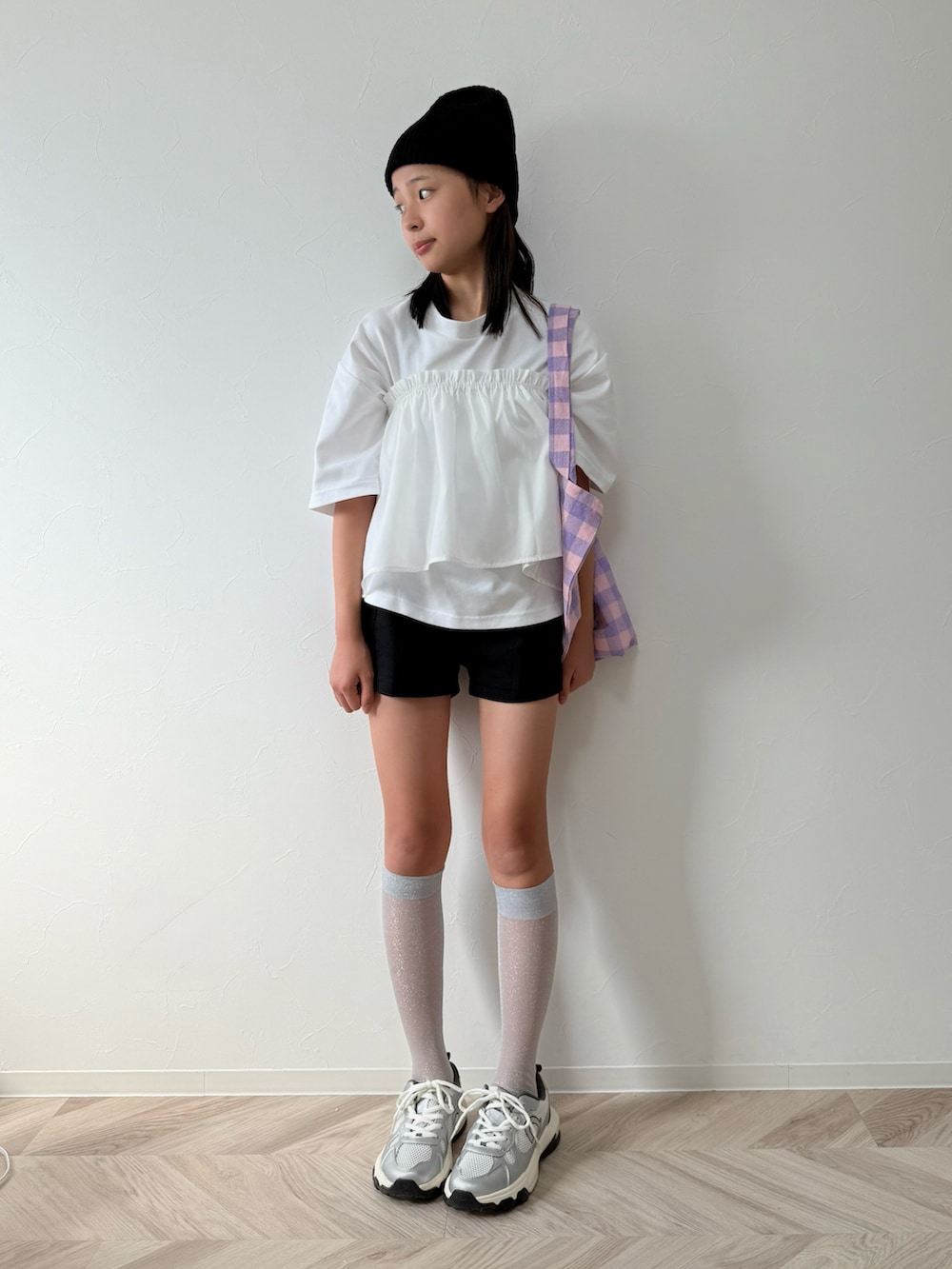 ホワイト系のTシャツ/カットソー、ブラック系のカーゴパンツ、シルバー系のスニーカーを着用したキッズの秋コーディネートの2枚目の写真