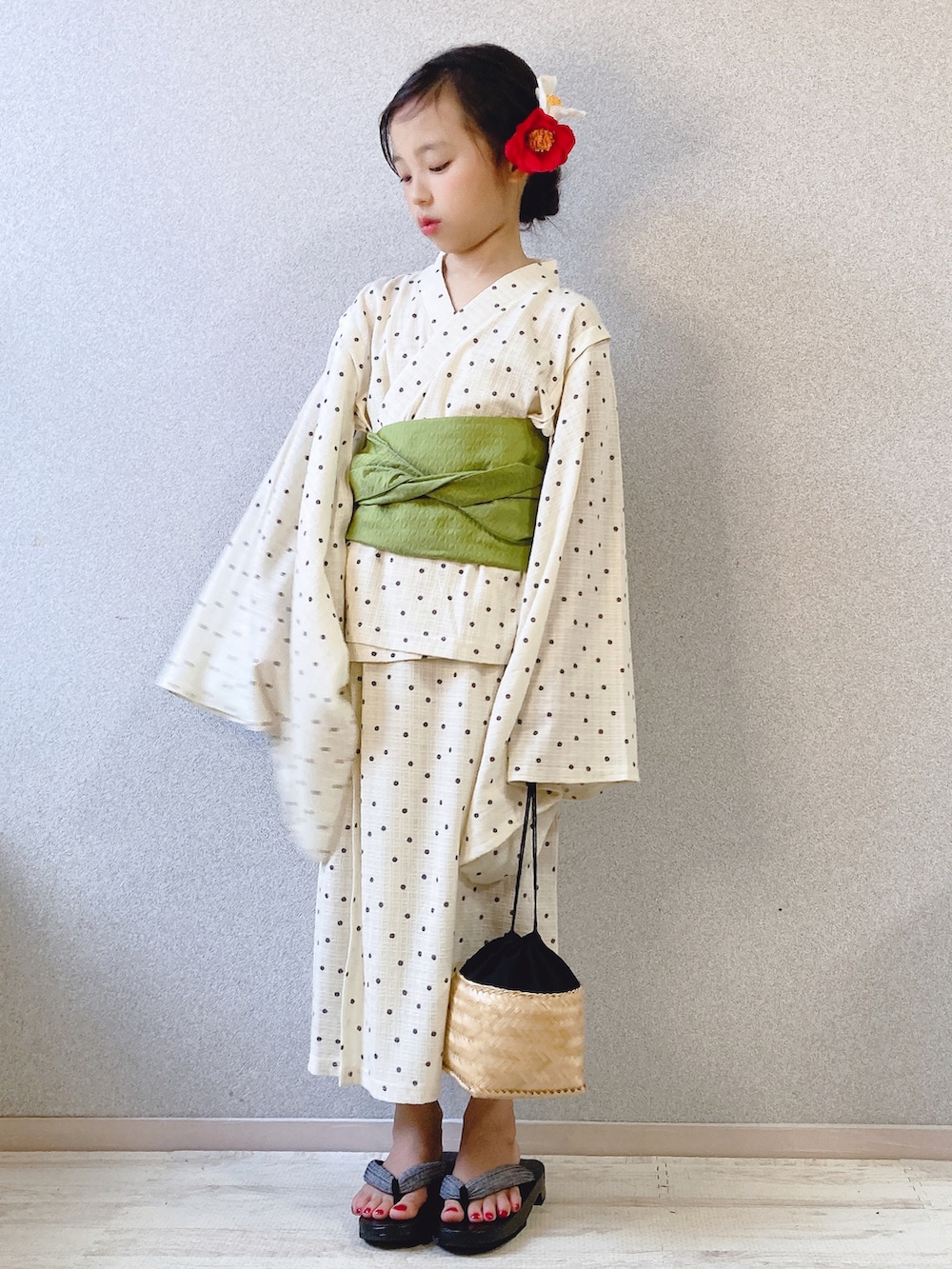 ブラック系のかごバッグ、その他の浴衣、グレー系の和装小物を着用したキッズの夏コーディネートの3枚目の写真