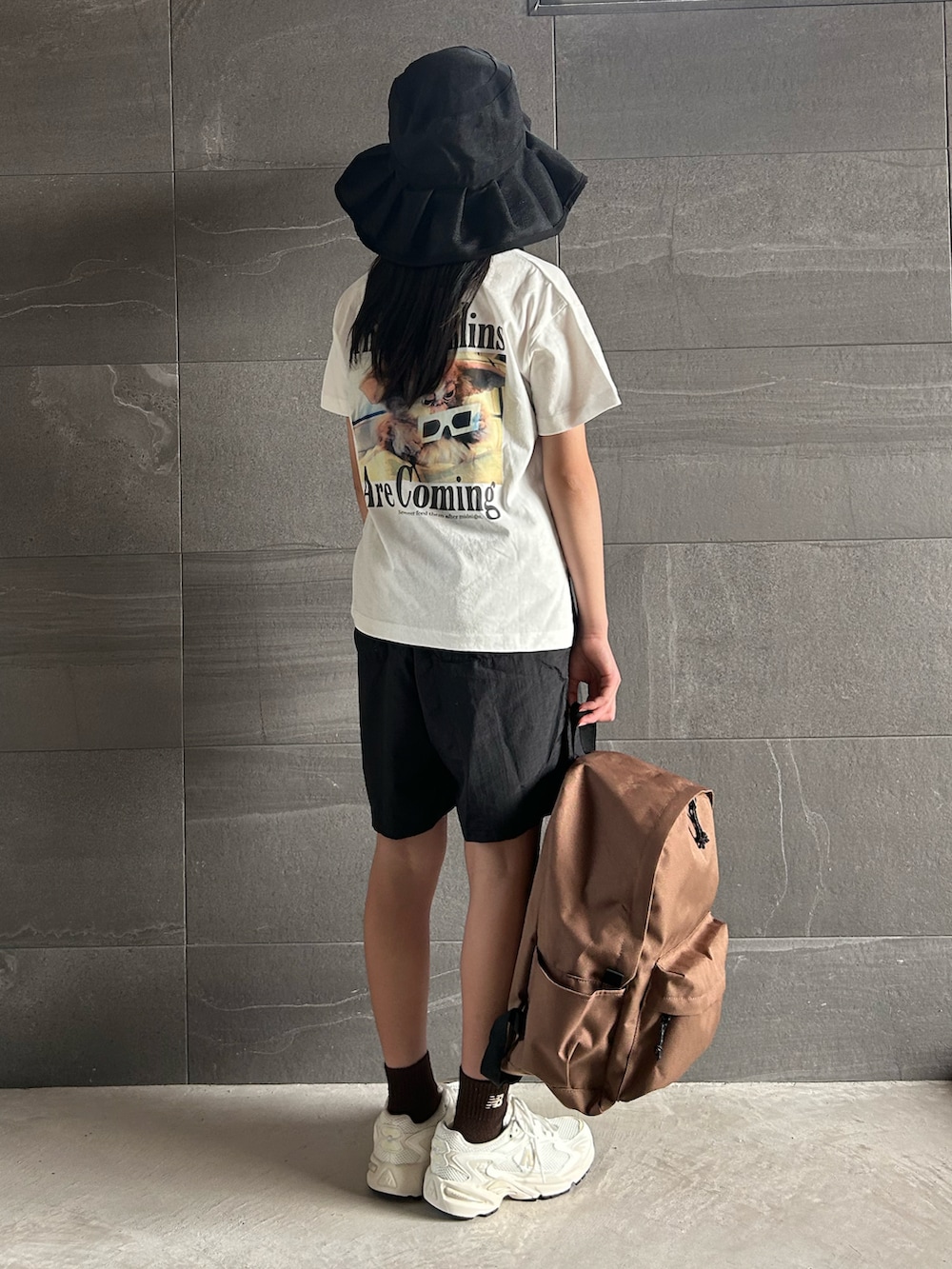 「夏ルックで気分アップ、ロゴT、白Tシャツ、ハーフパンツ、アウトドアスタイル、フリル、キャラT、スニーカー、モノトーン、リュック、シンプルコーデ、お出かけコーデ、フェススタイル」|「CIAOPANIC TYPYの【UV】たためるジュートフリルHAT(ハット、ブラック系)」を使った、uranさん(骨格ウェーブ・キッズ・144cm)の夏コーディネートの2枚目の写真