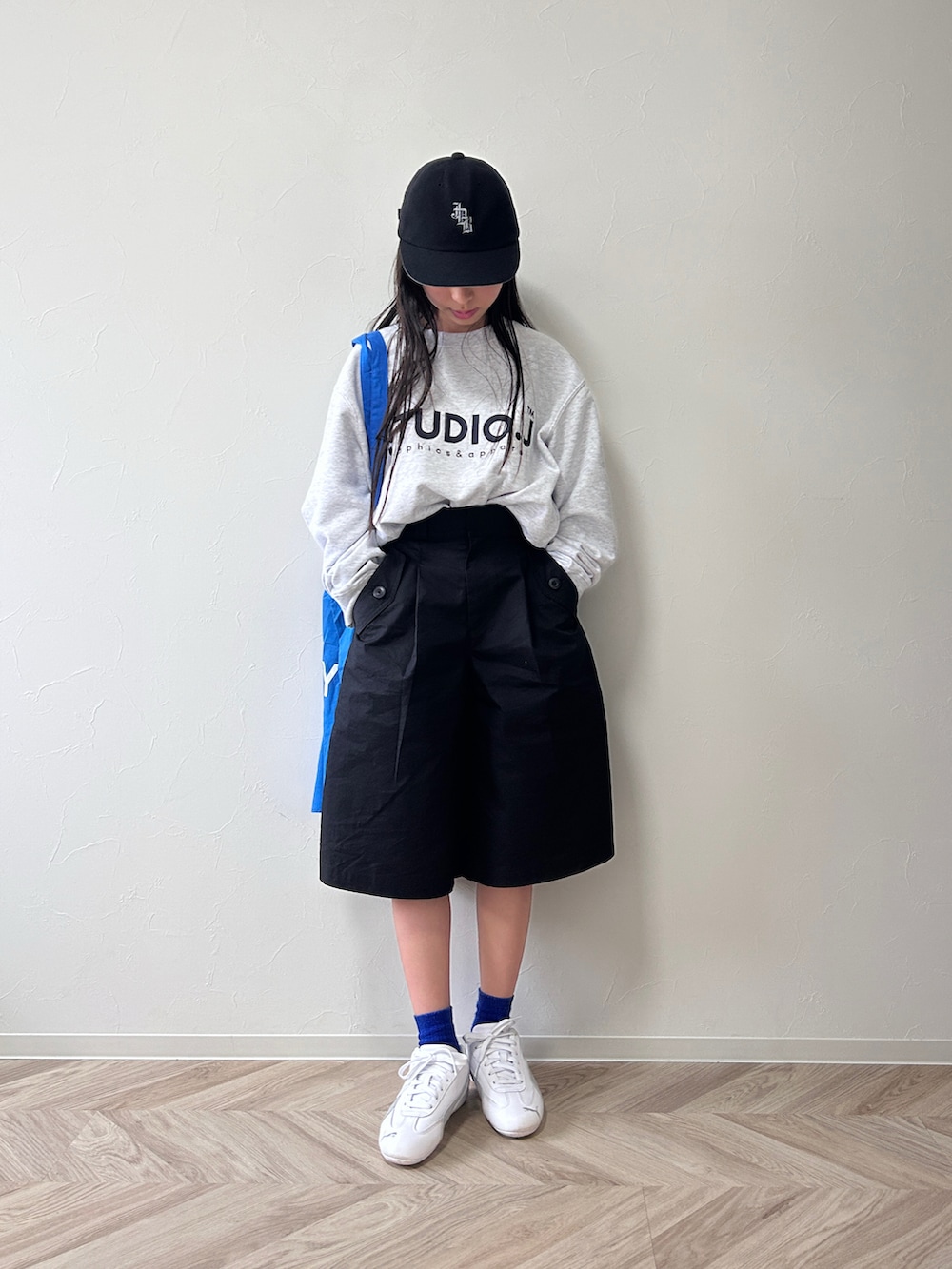 グレー系のスウェット、ブラック系のその他パンツ、ブルー系のトートバッグを着用したキッズの春コーディネートの2枚目の写真
