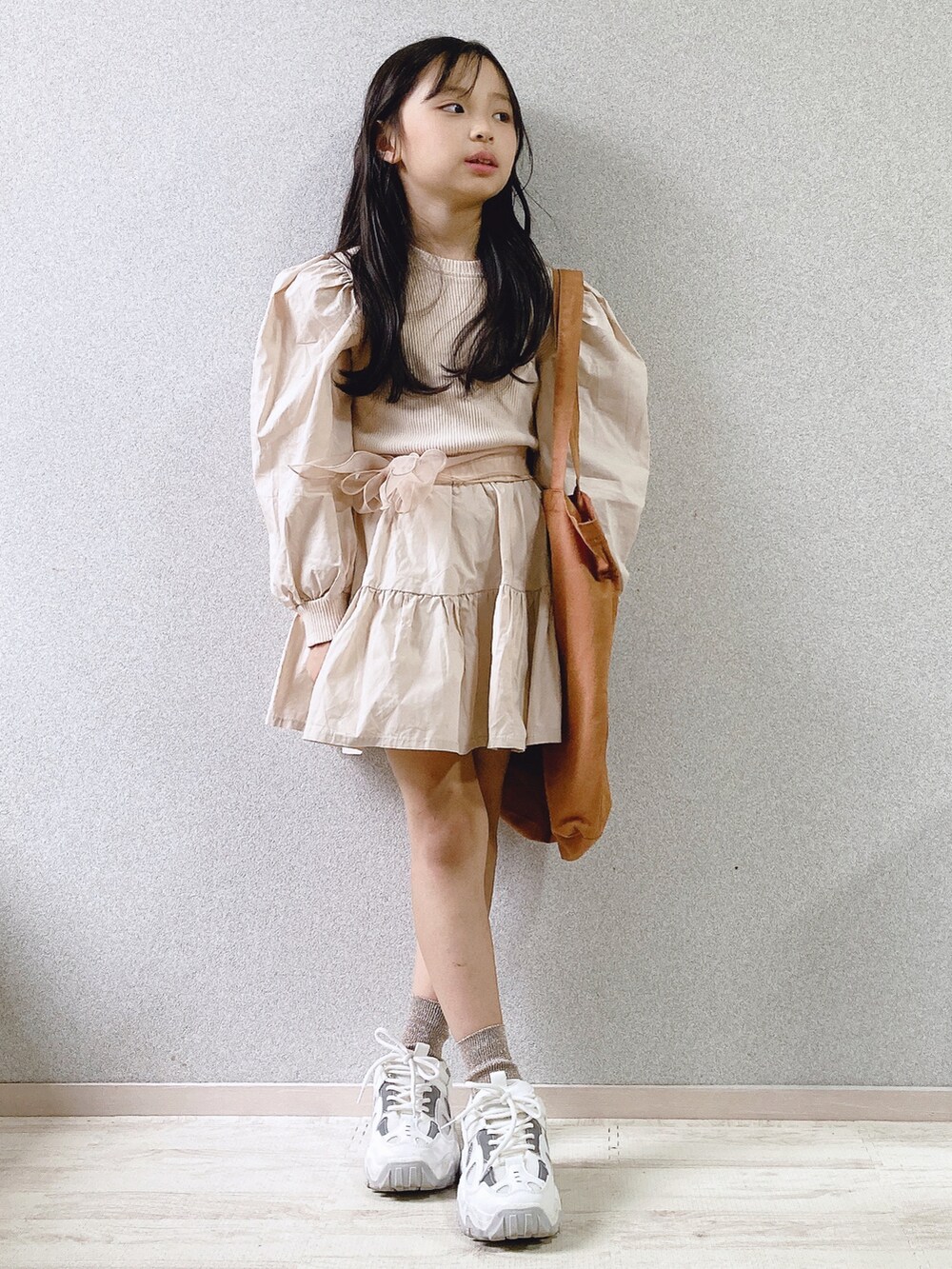 ベージュ系のシャツ/ブラウス、ブラウン系のトートバッグ、ホワイト系のスニーカーを着用したキッズの夏コーディネートの3枚目の写真