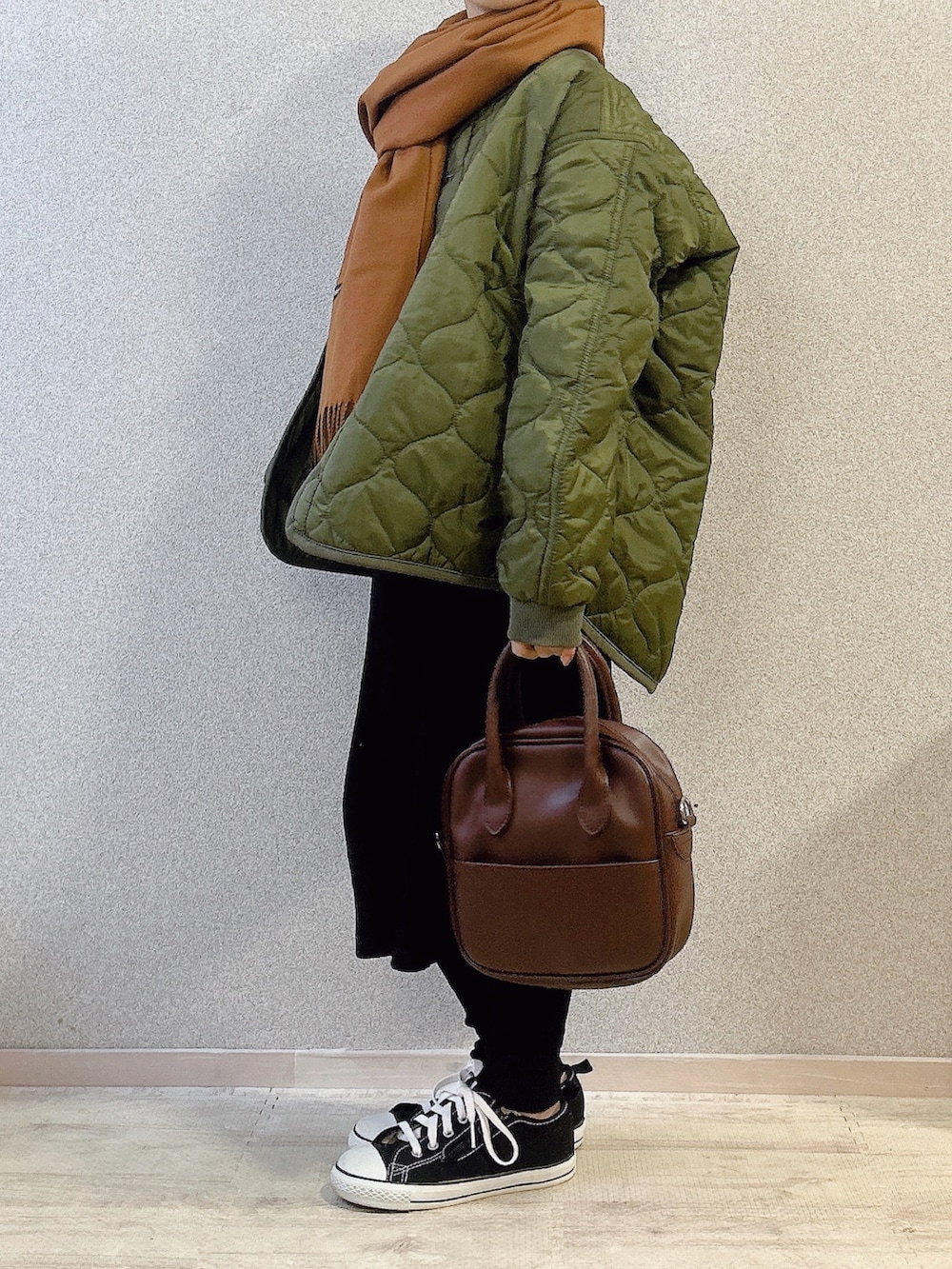 グリーン系のその他アウター、その他のTシャツ/カットソー、ブラウン系のボストンバッグを着用したキッズの冬コーディネートの4枚目の写真